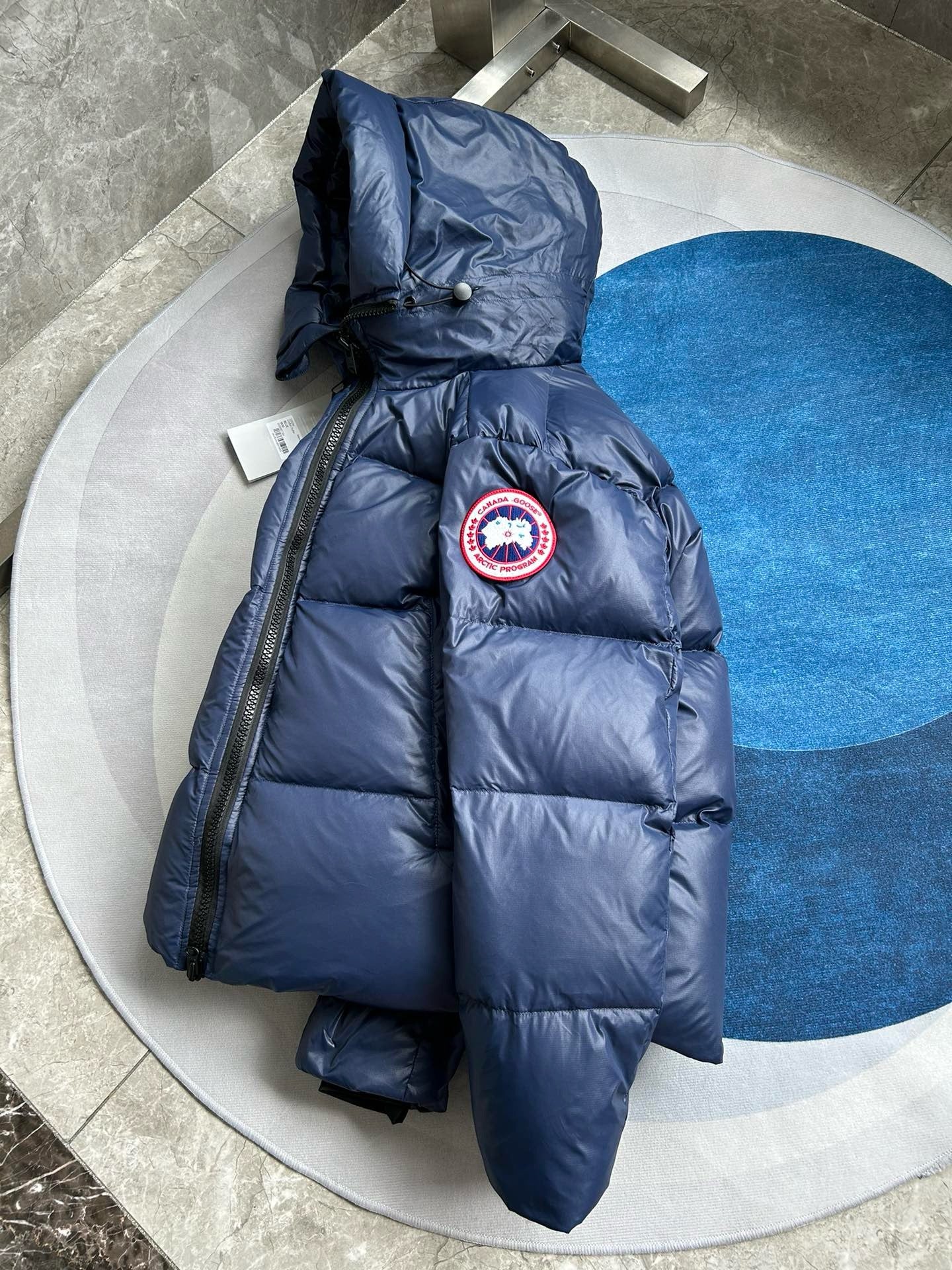 Schwarze, blaue und graue Jacke