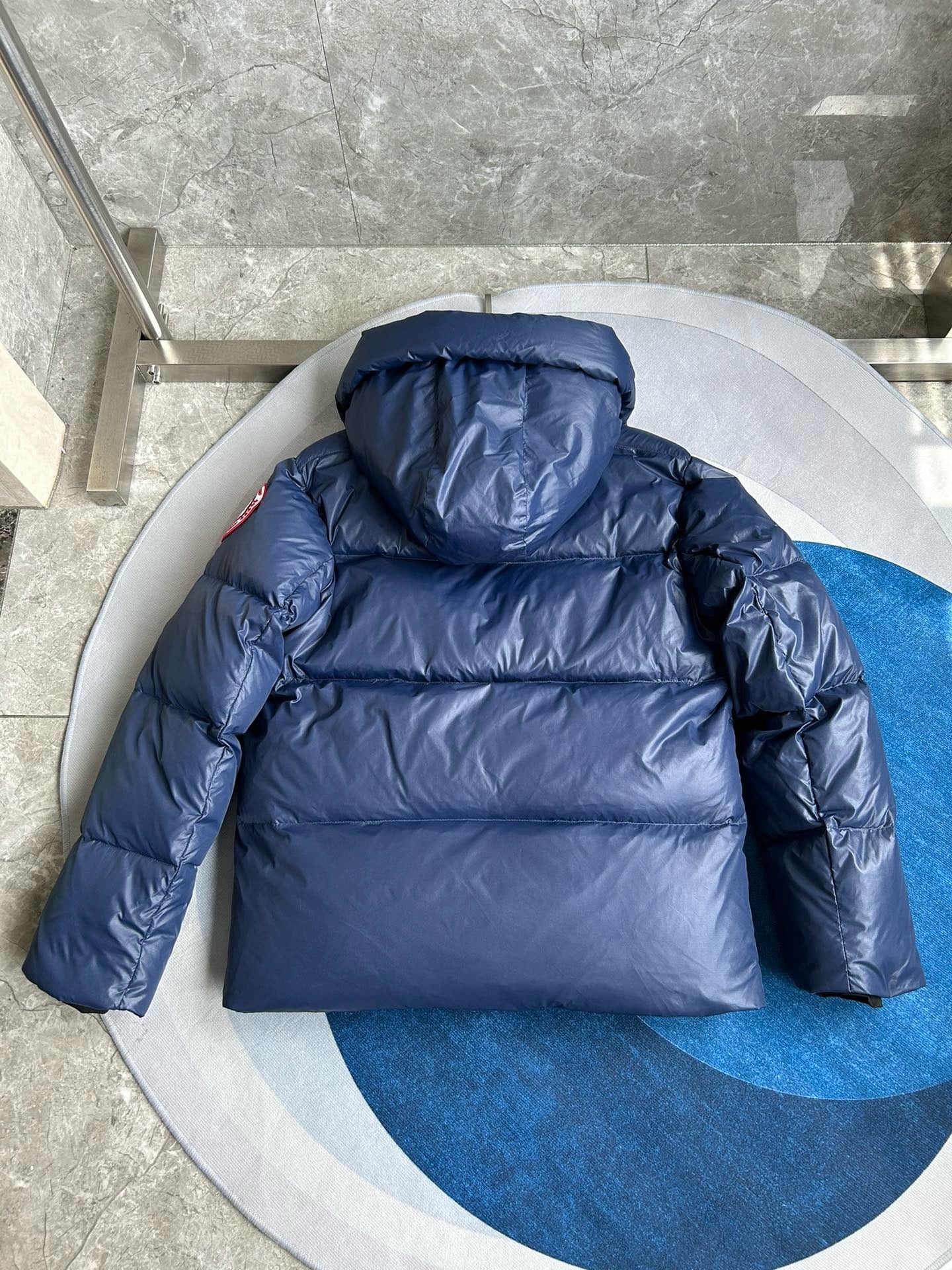 Schwarze, blaue und graue Jacke