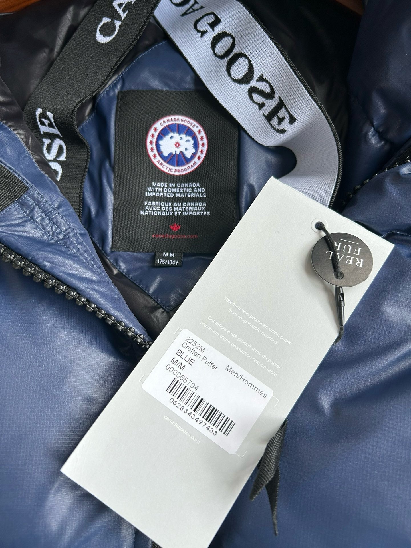 Schwarze, blaue und graue Jacke