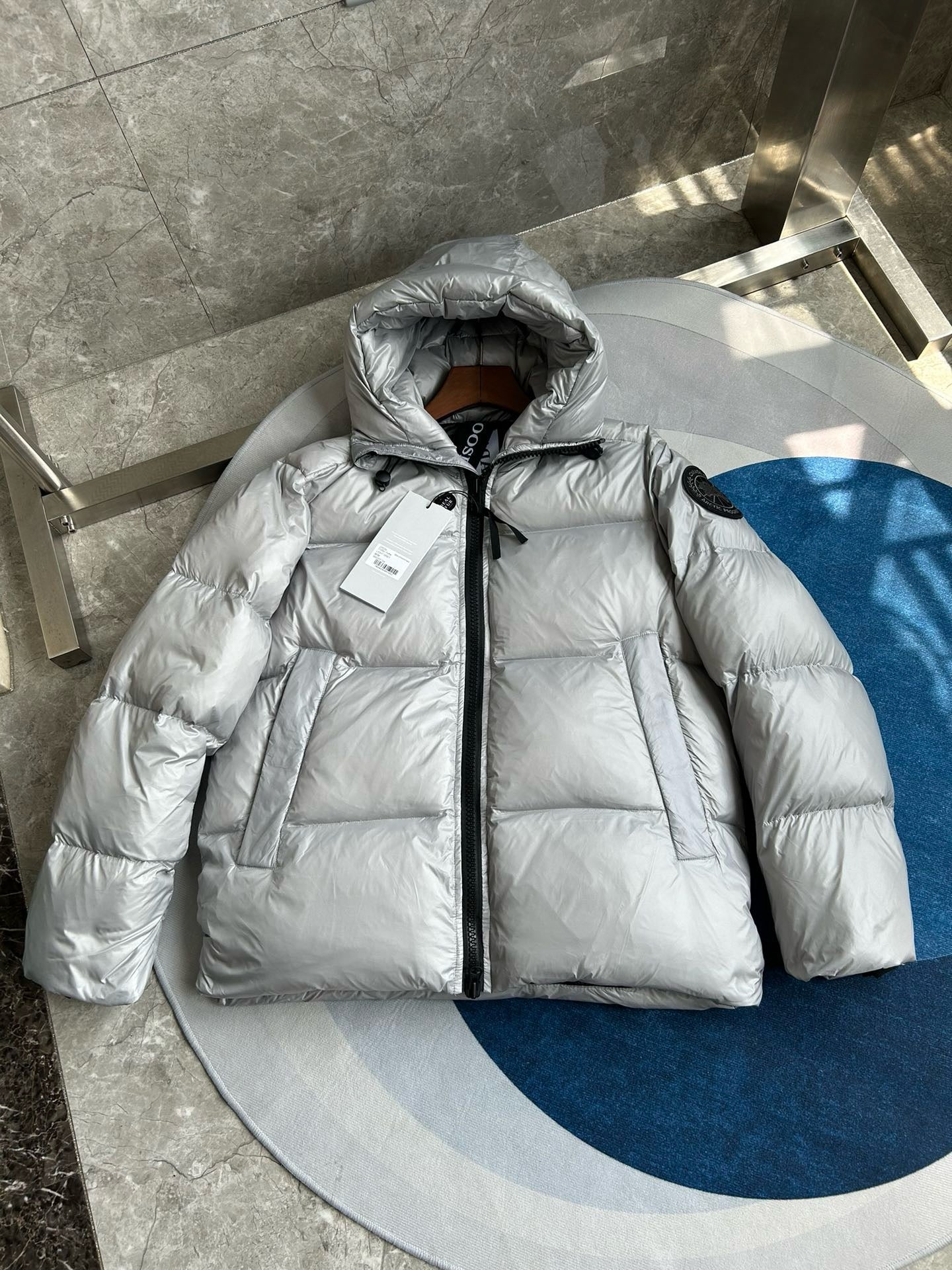 Schwarze, blaue und graue Jacke