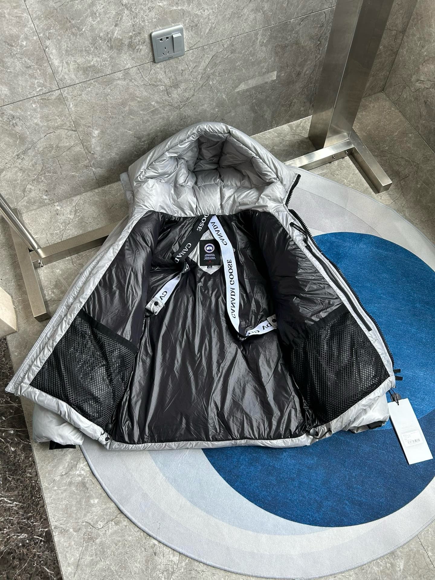 Schwarze, blaue und graue Jacke