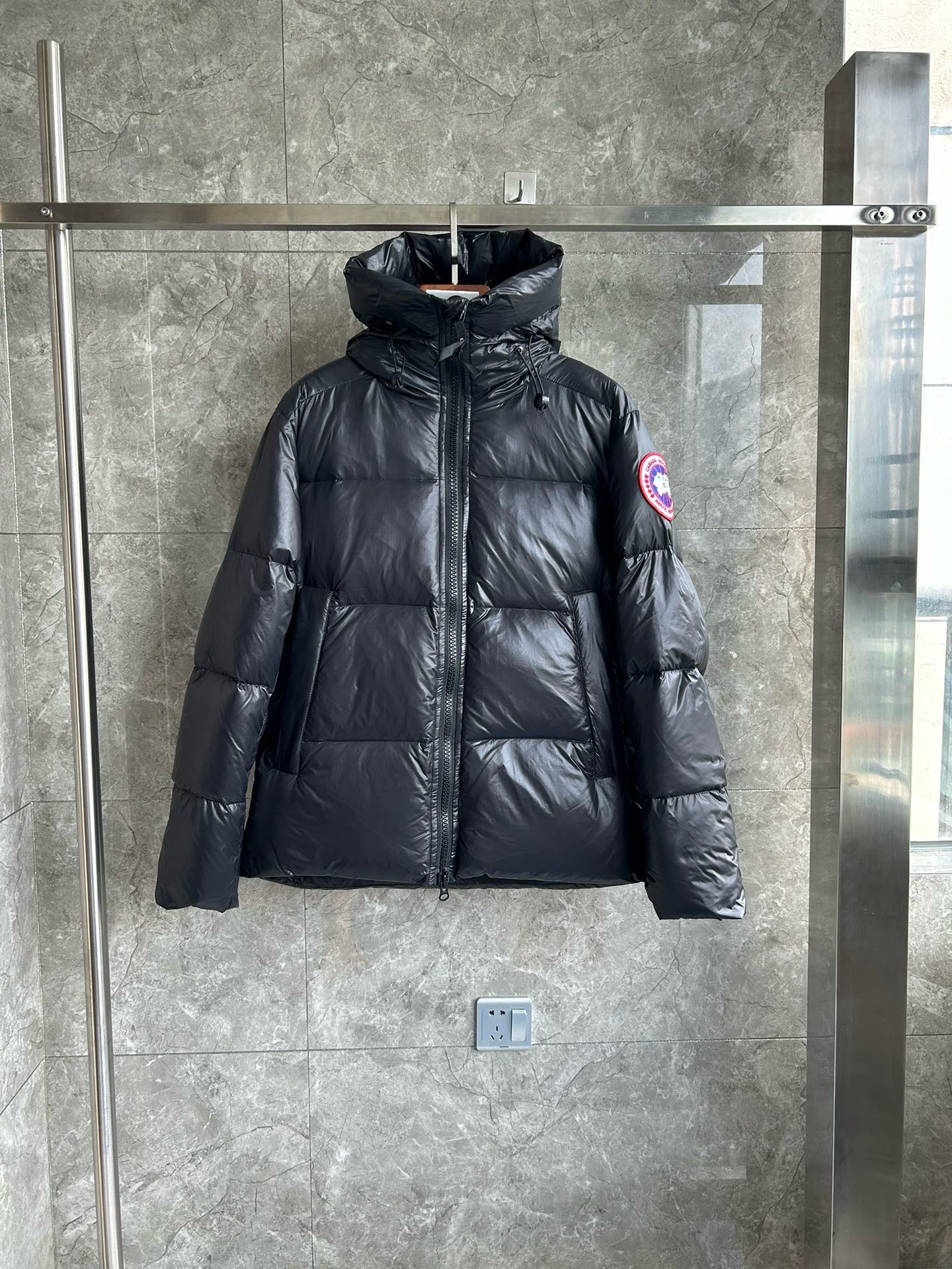 Schwarze, blaue und graue Jacke