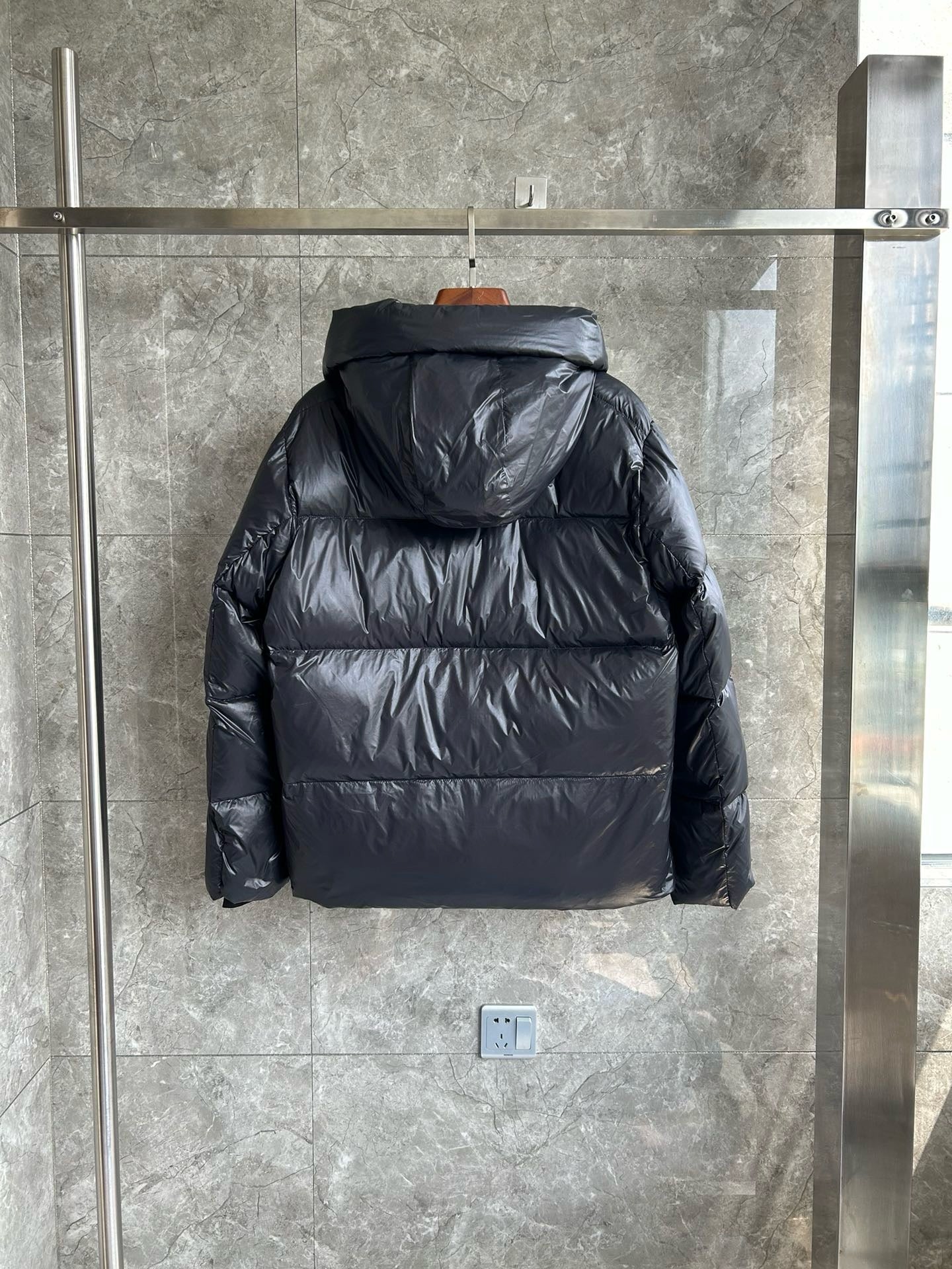 Schwarze, blaue und graue Jacke