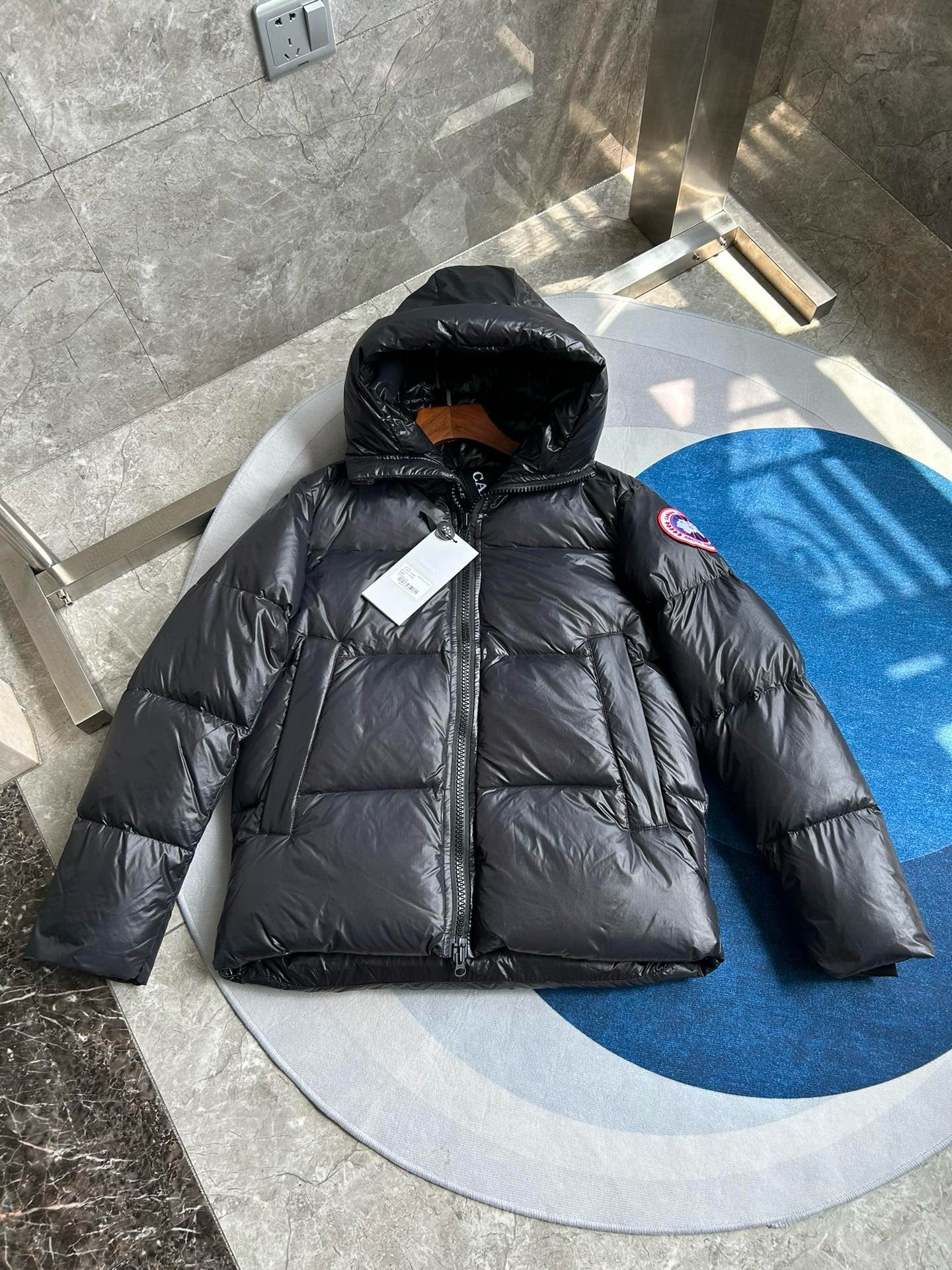 Schwarze, blaue und graue Jacke