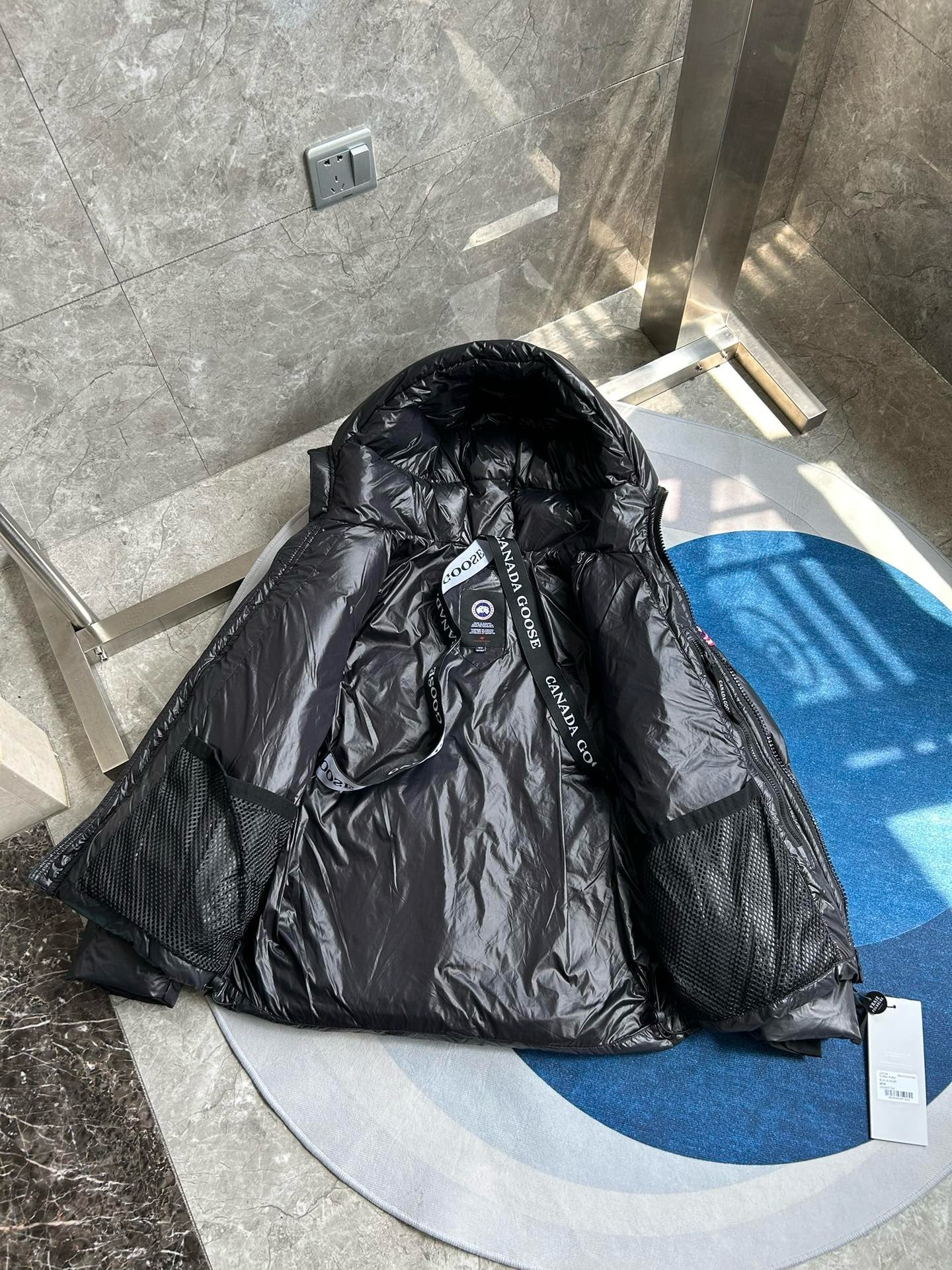 Schwarze, blaue und graue Jacke