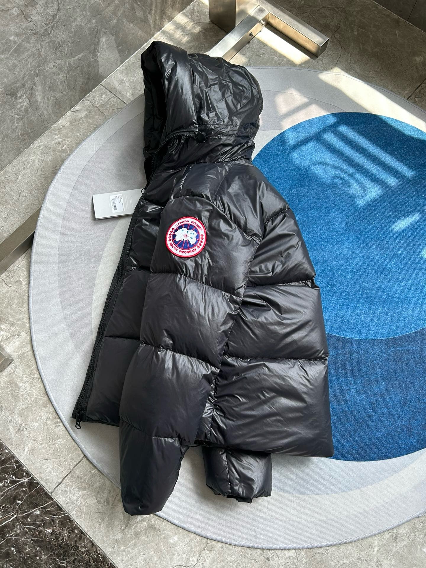 Schwarze, blaue und graue Jacke