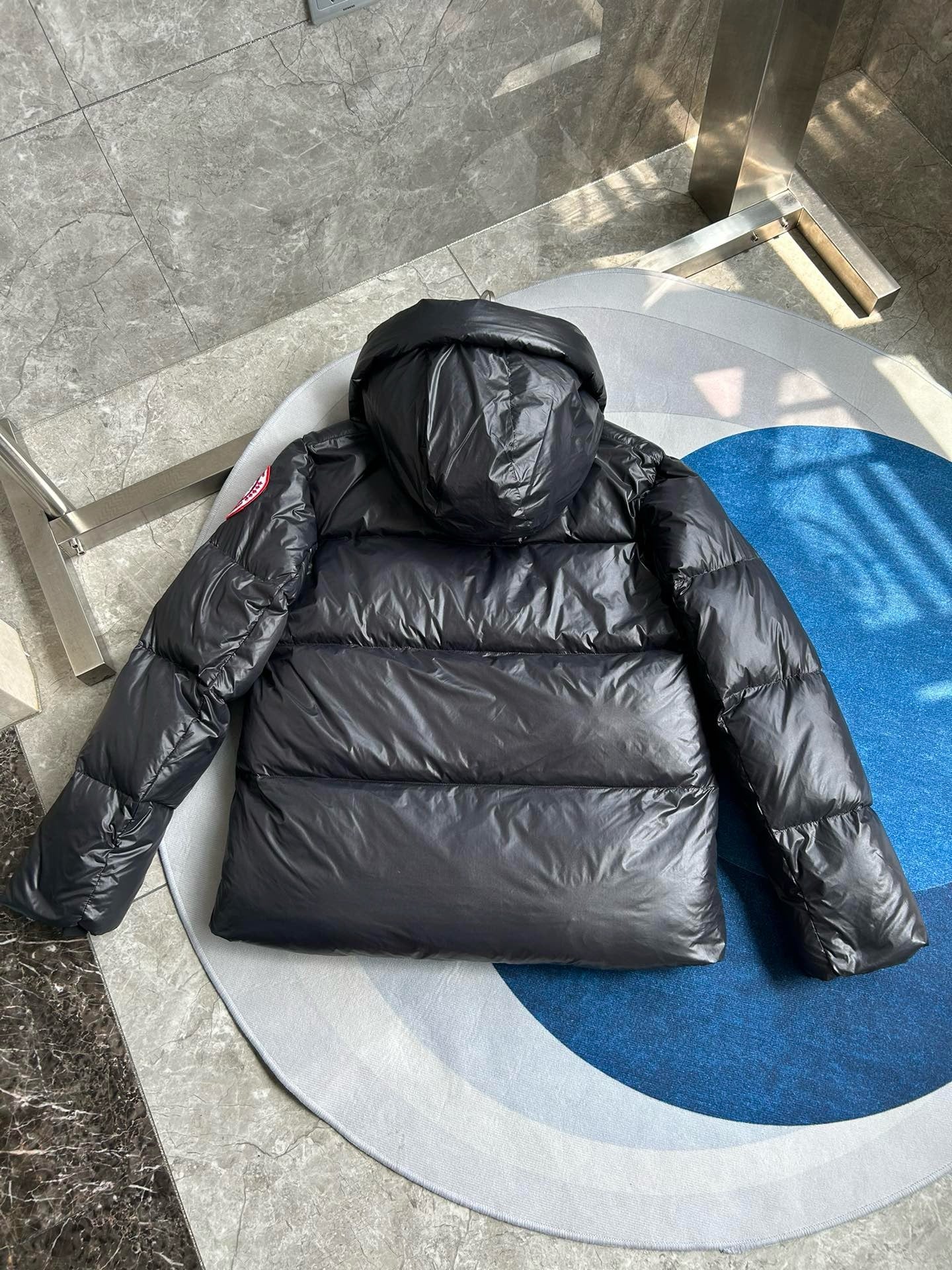 Schwarze, blaue und graue Jacke