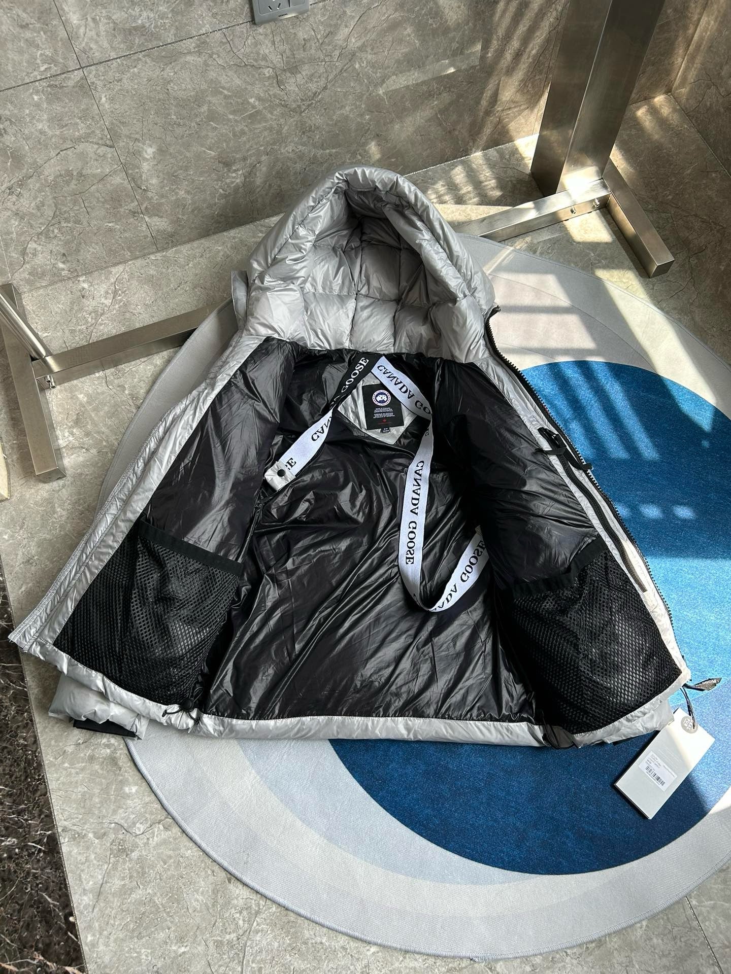 Schwarze, blaue und graue Jacke