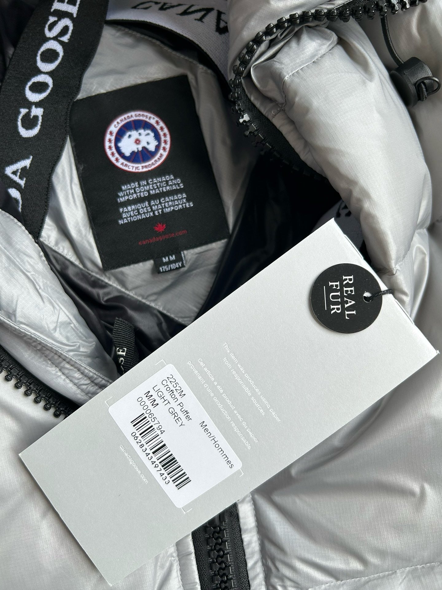 Schwarze, blaue und graue Jacke