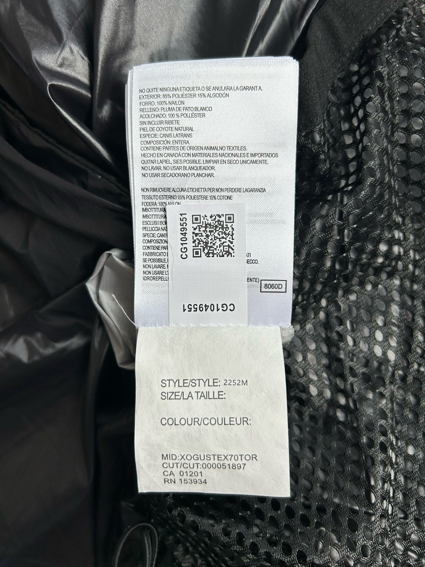 Schwarze, blaue und graue Jacke