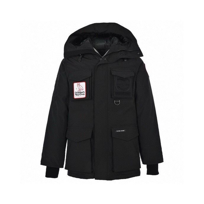 Schwarze und blaue Jacke
