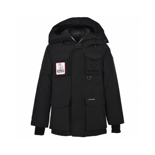 Schwarze und blaue Jacke