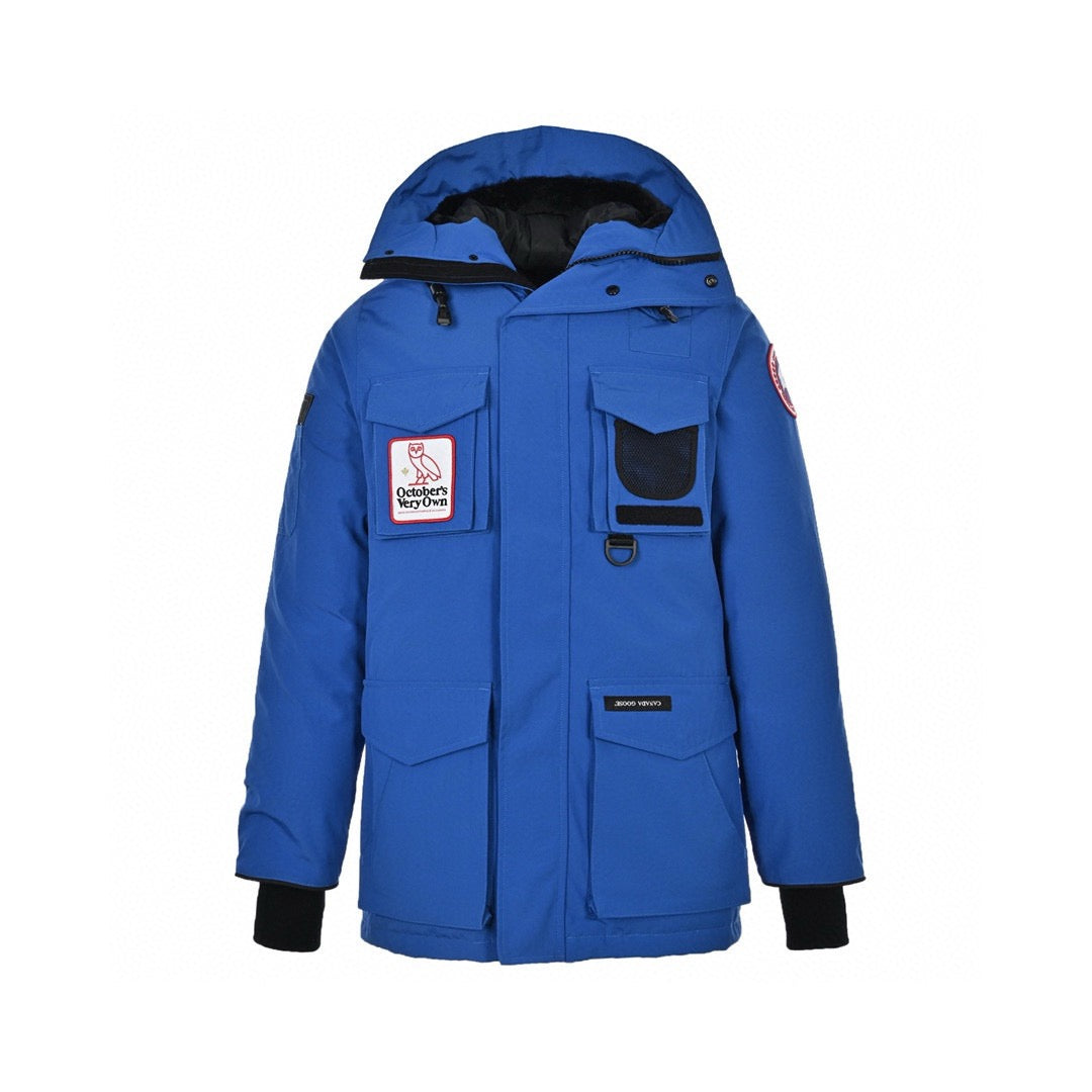 Schwarze und blaue Jacke