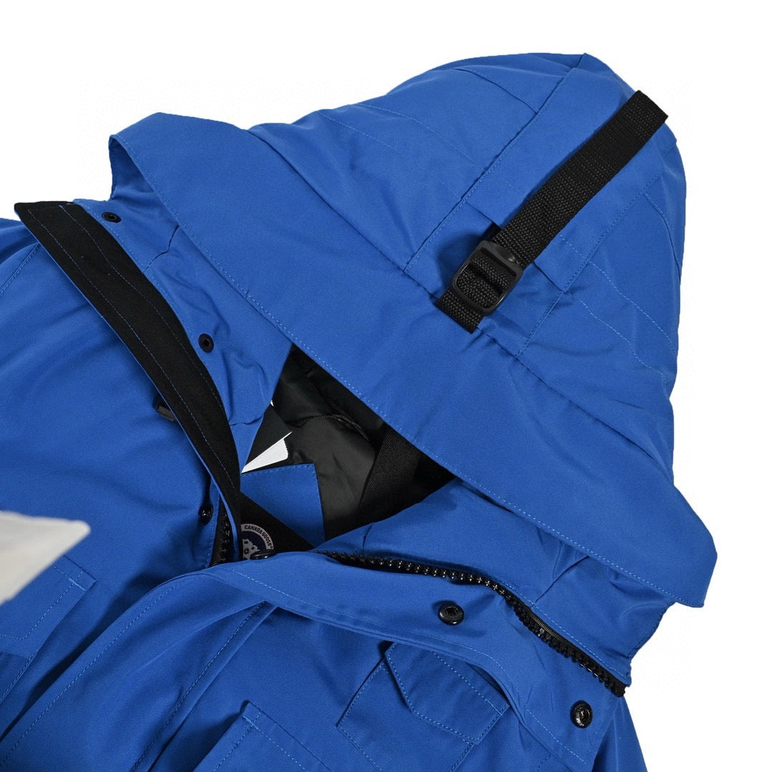 Schwarze und blaue Jacke