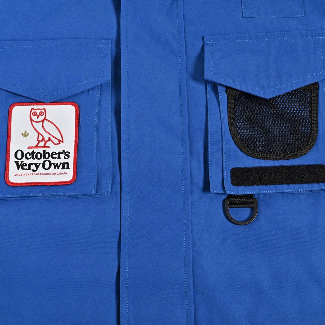 Schwarze und blaue Jacke