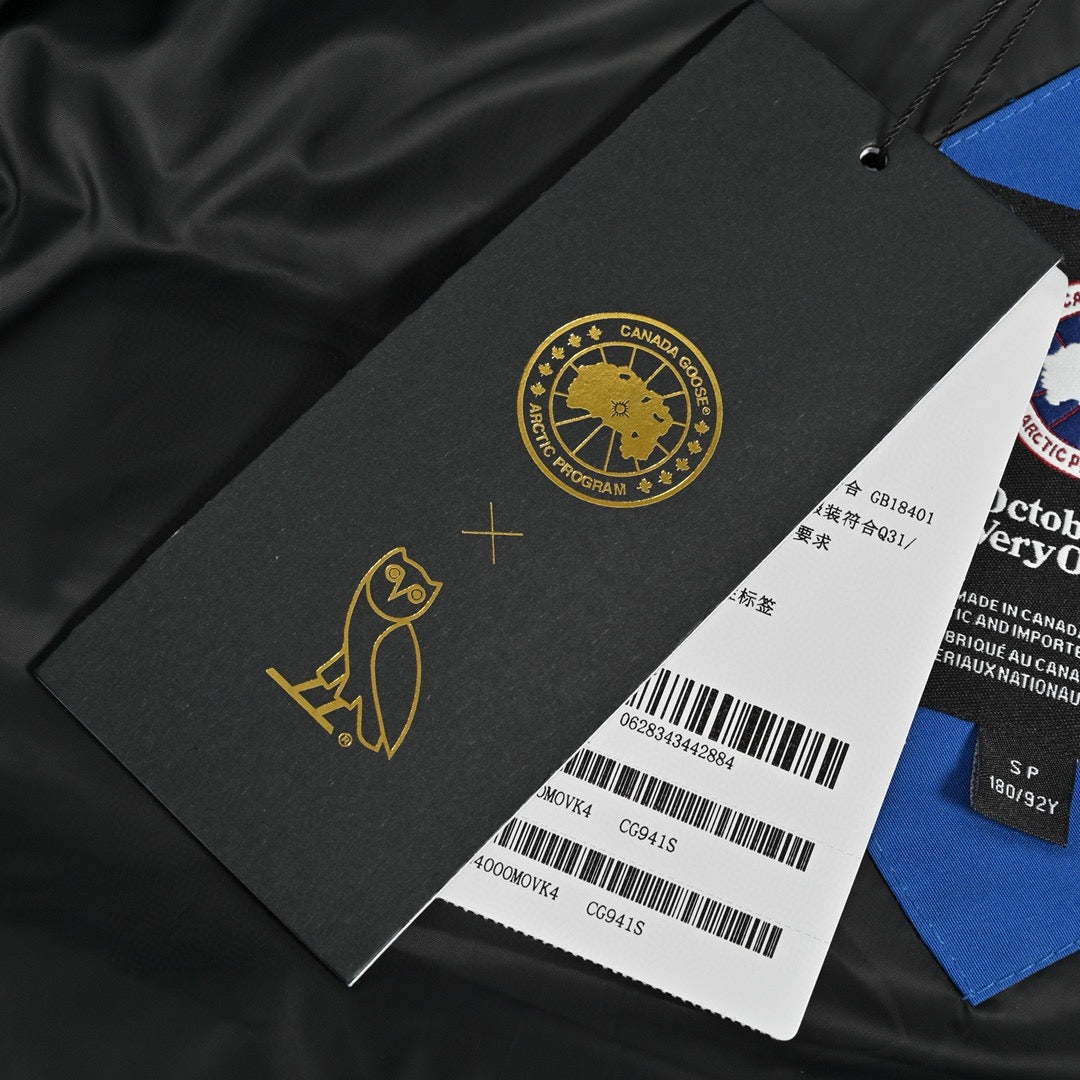 Schwarze und blaue Jacke