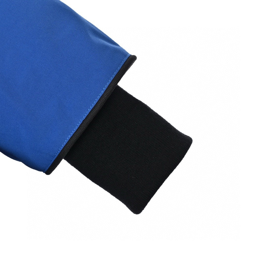 Schwarze und blaue Jacke