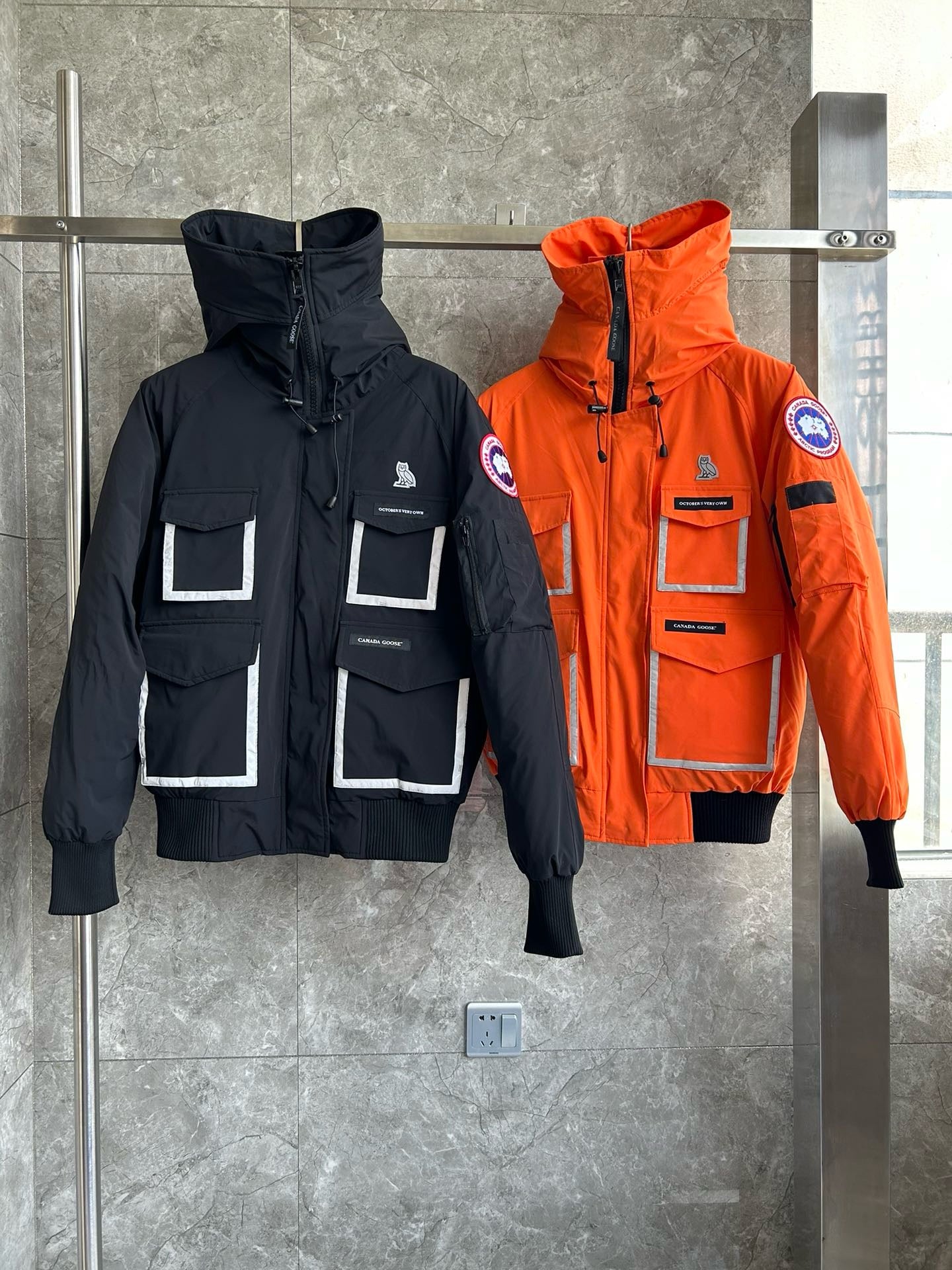 Schwarze und orange Jacke
