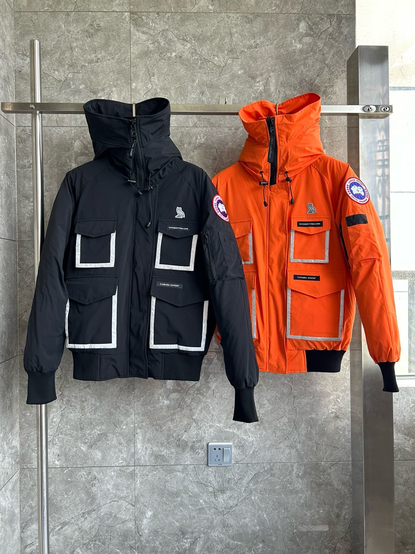 Schwarze und orange Jacke