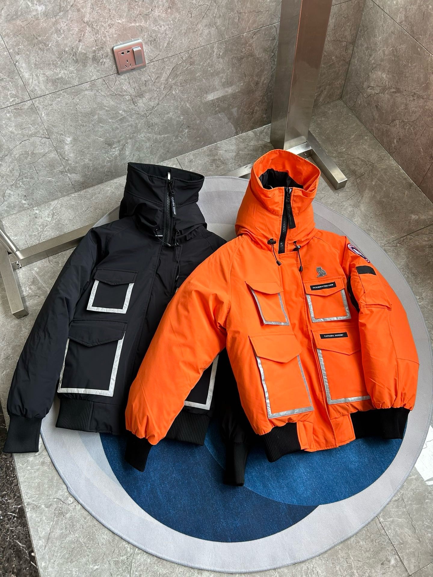 Schwarze und orange Jacke