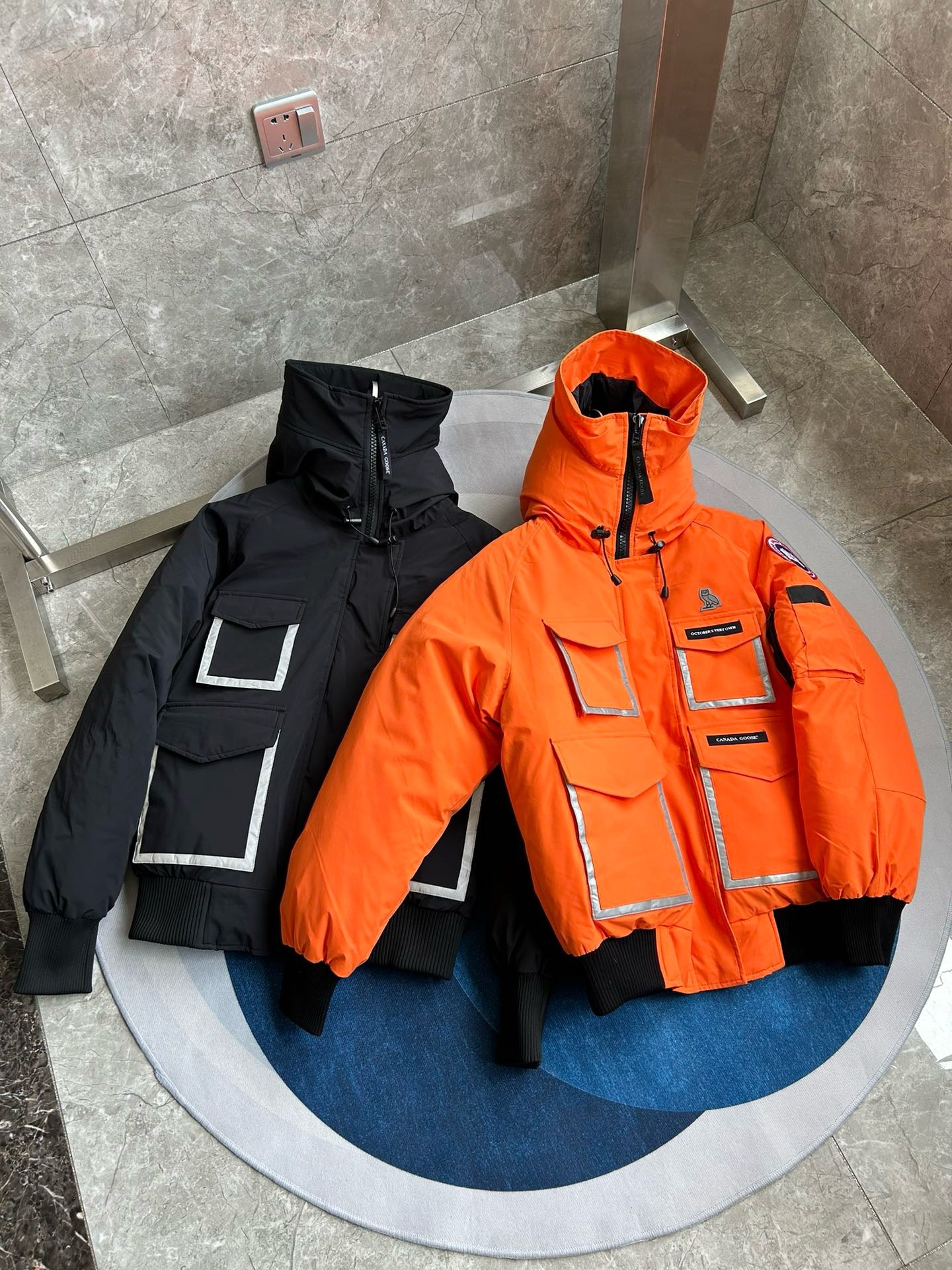 Schwarze und orange Jacke
