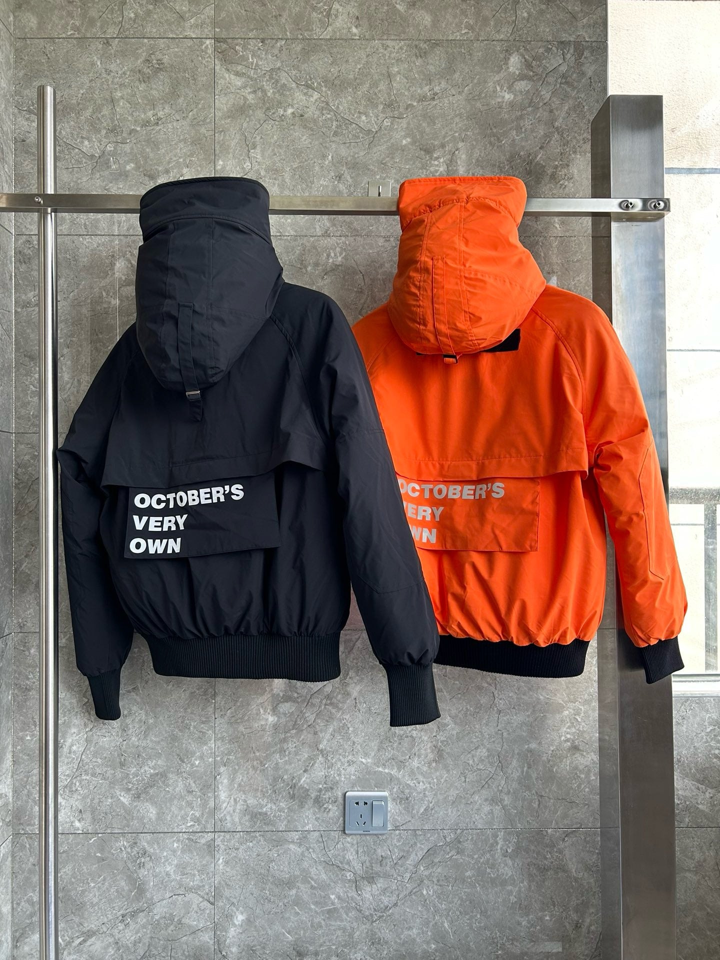 Schwarze und orange Jacke