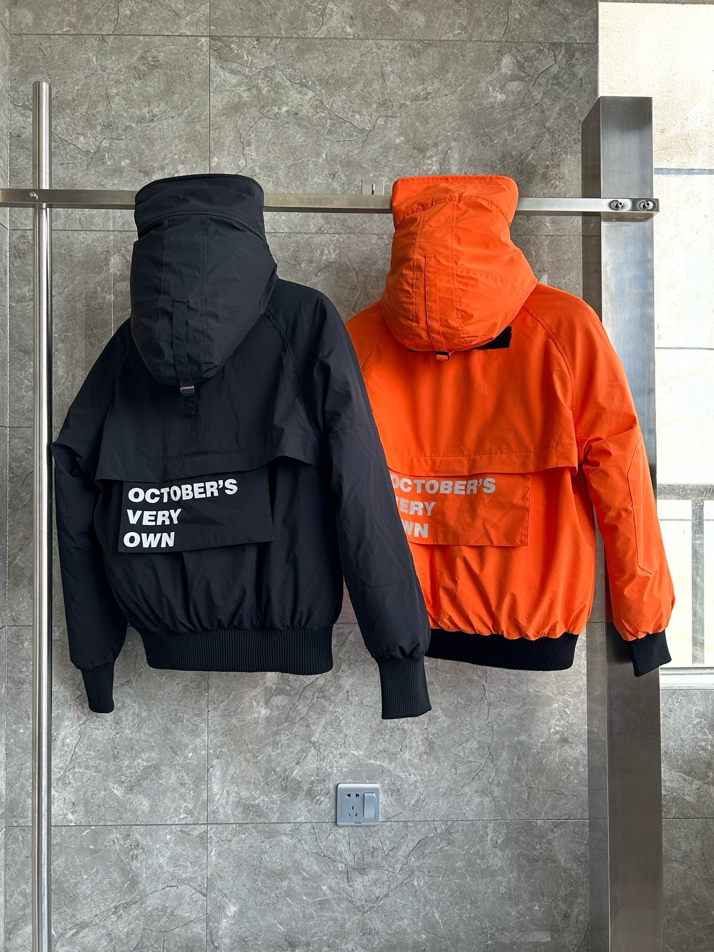 Schwarze und orange Jacke
