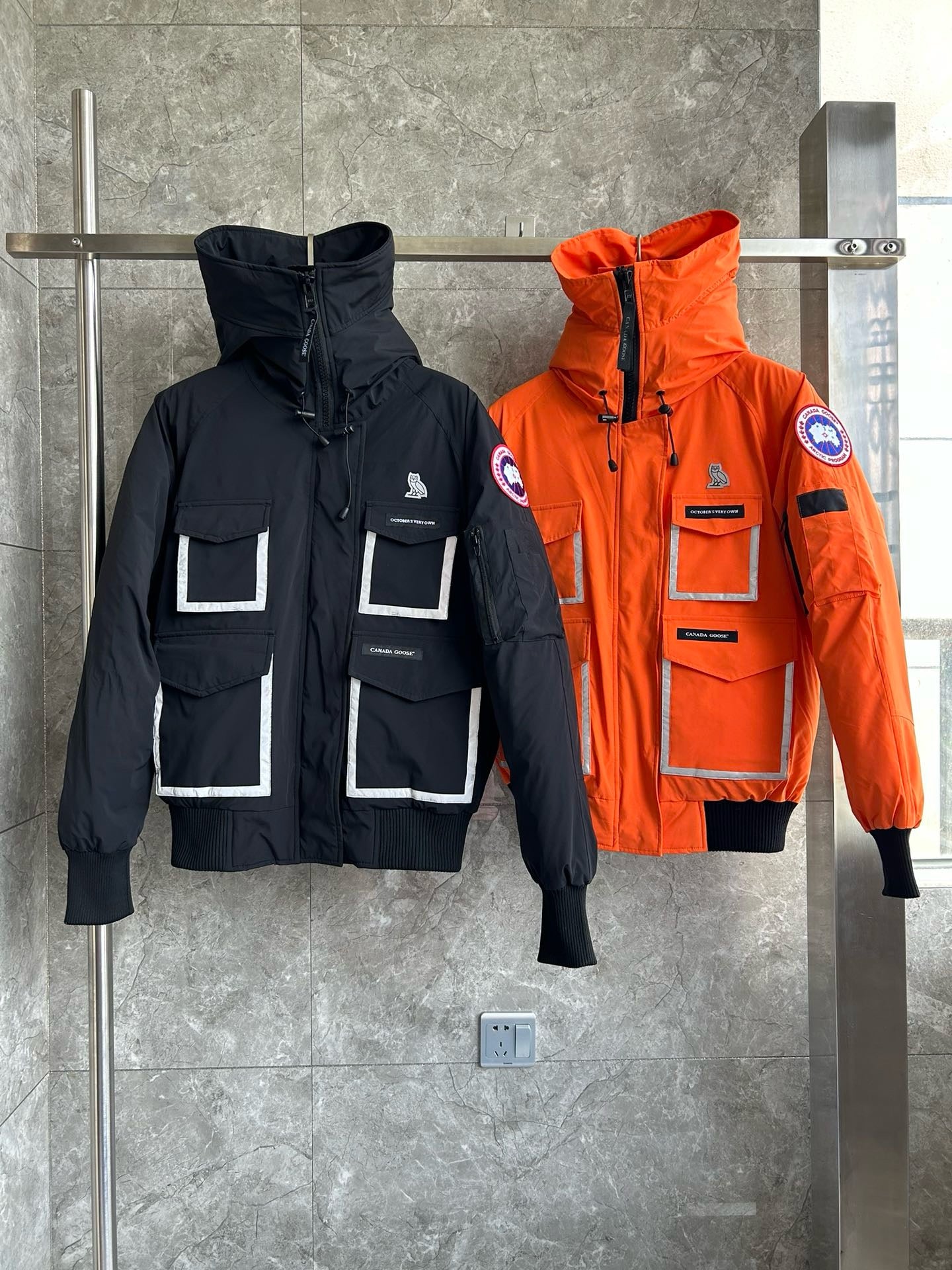 Schwarze und orange Jacke