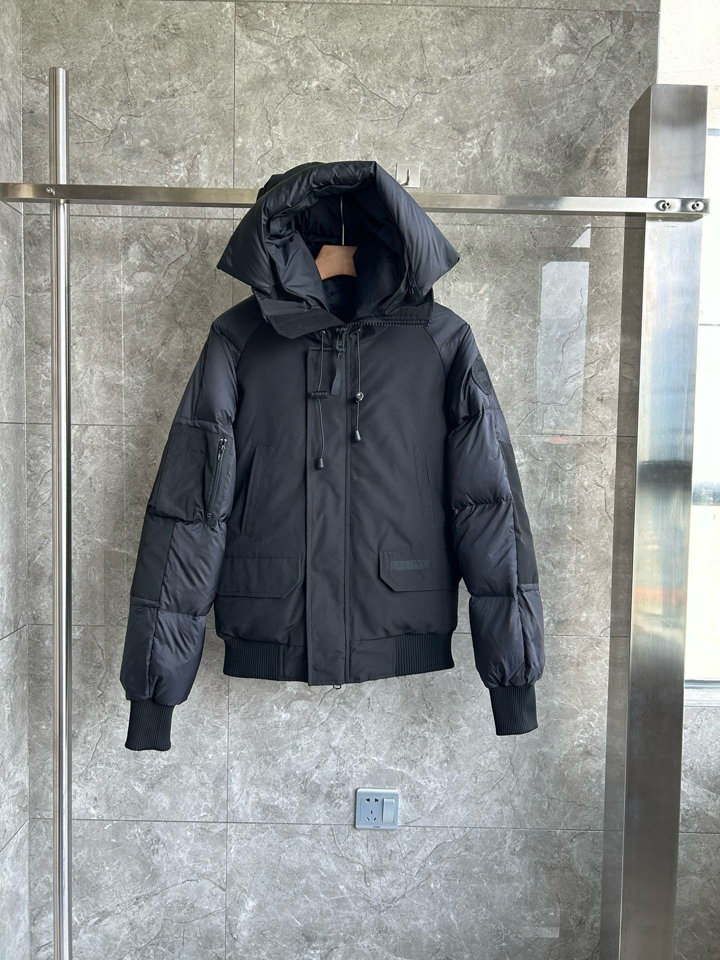 Schwarze und weiße Jacke