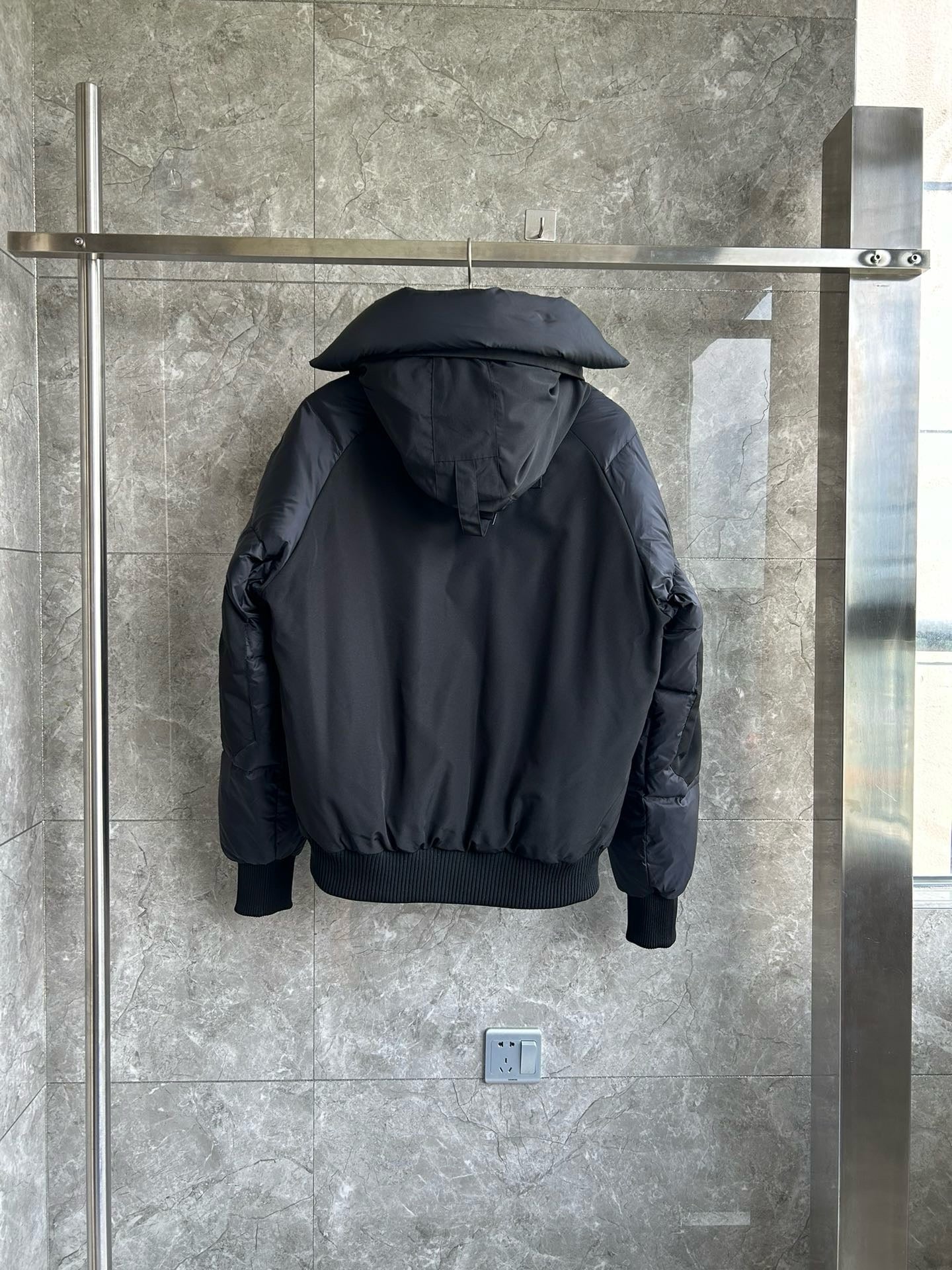 Schwarze und weiße Jacke