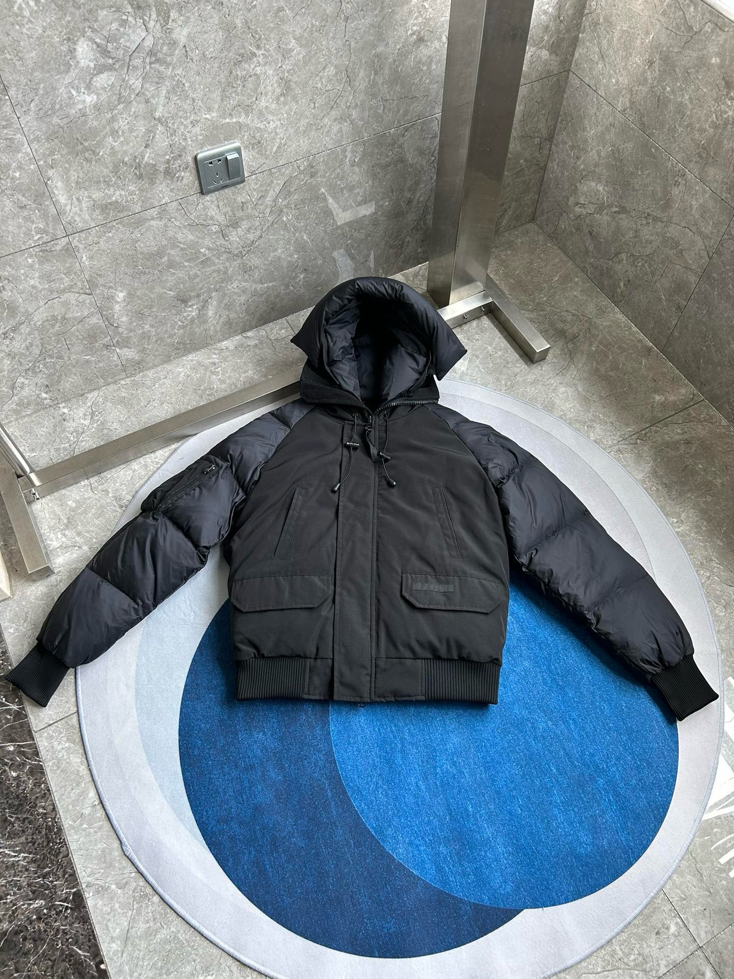 Schwarze und weiße Jacke
