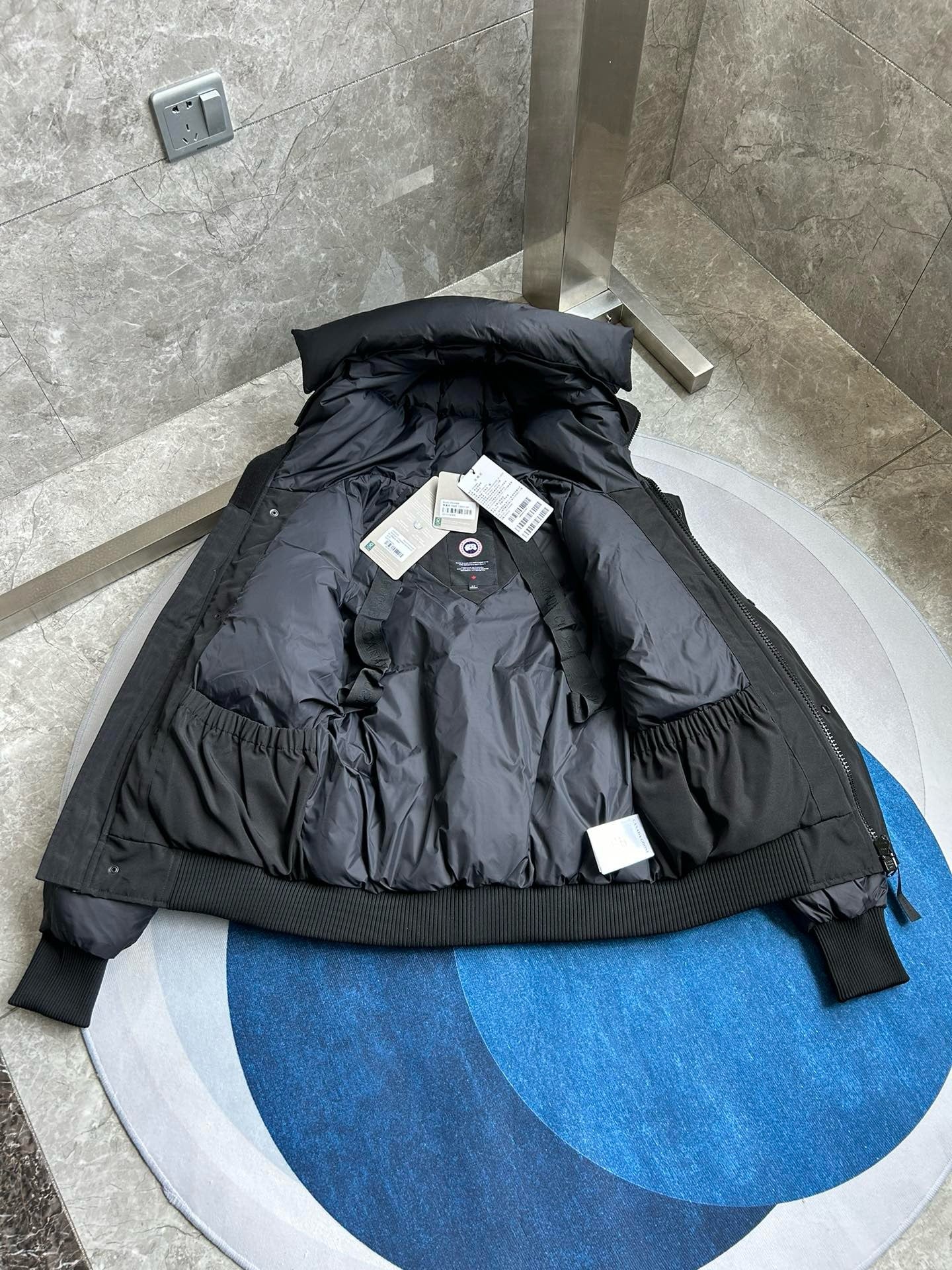 Schwarze und weiße Jacke
