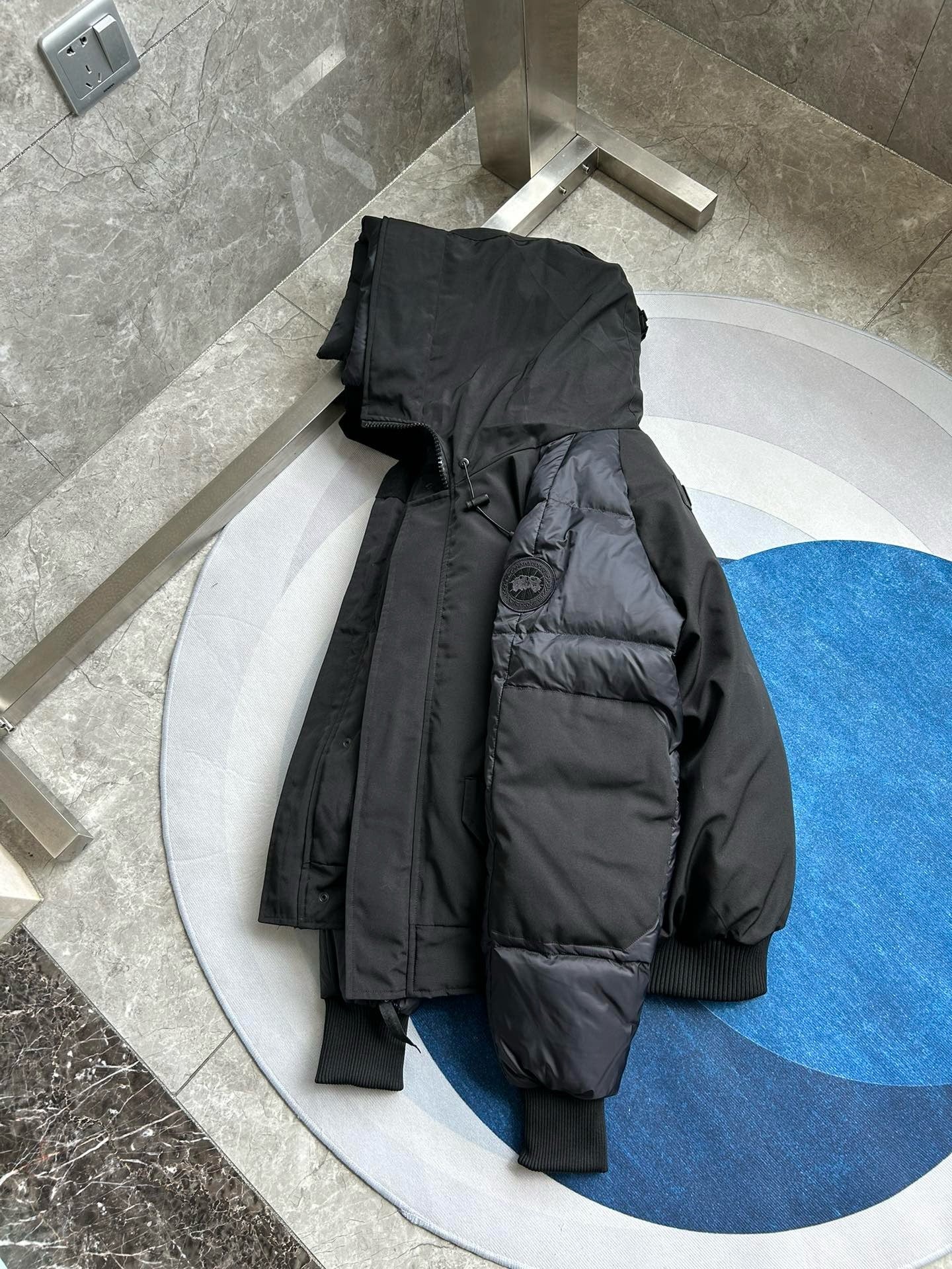 Schwarze und weiße Jacke