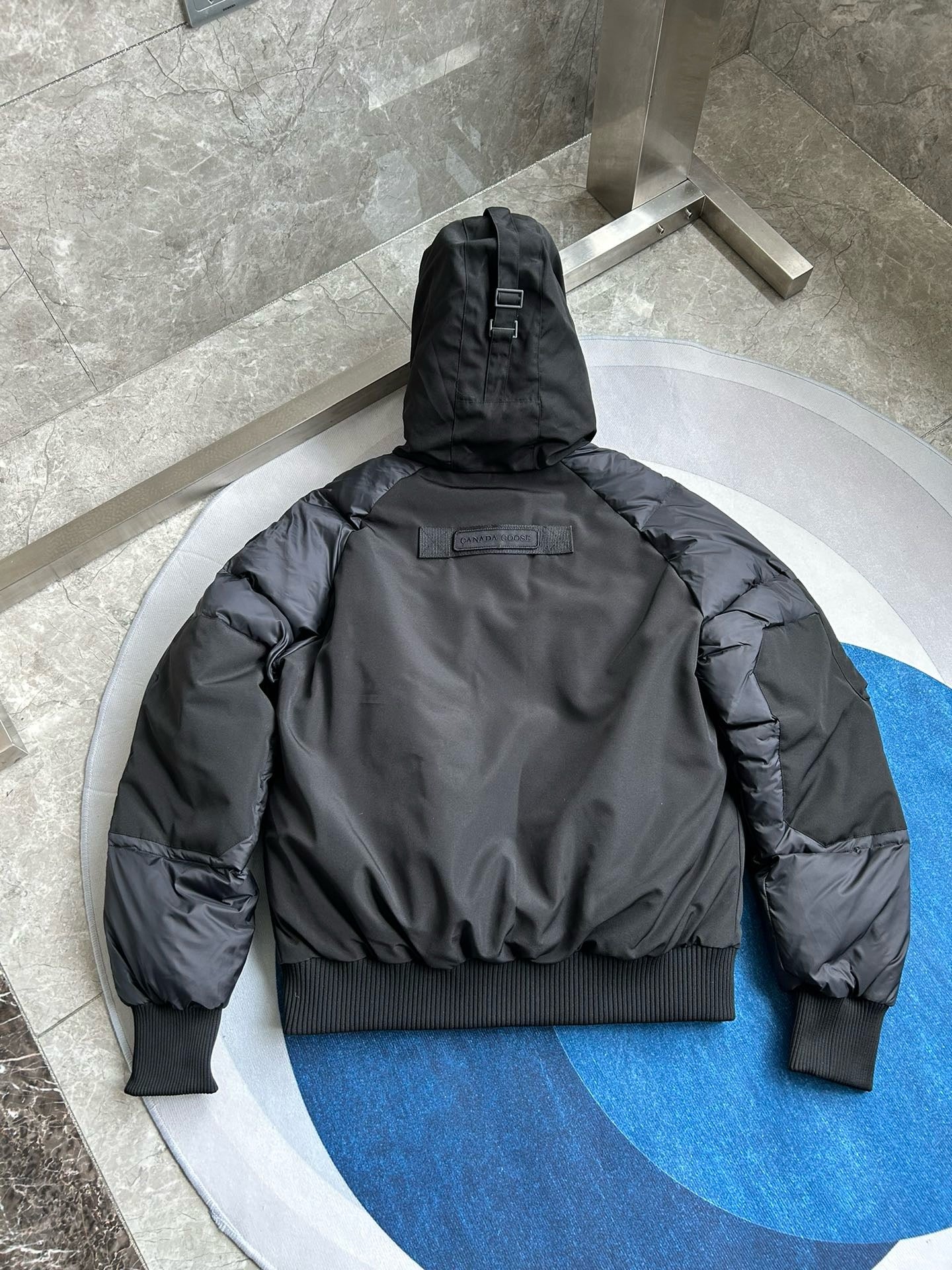 Schwarze und weiße Jacke