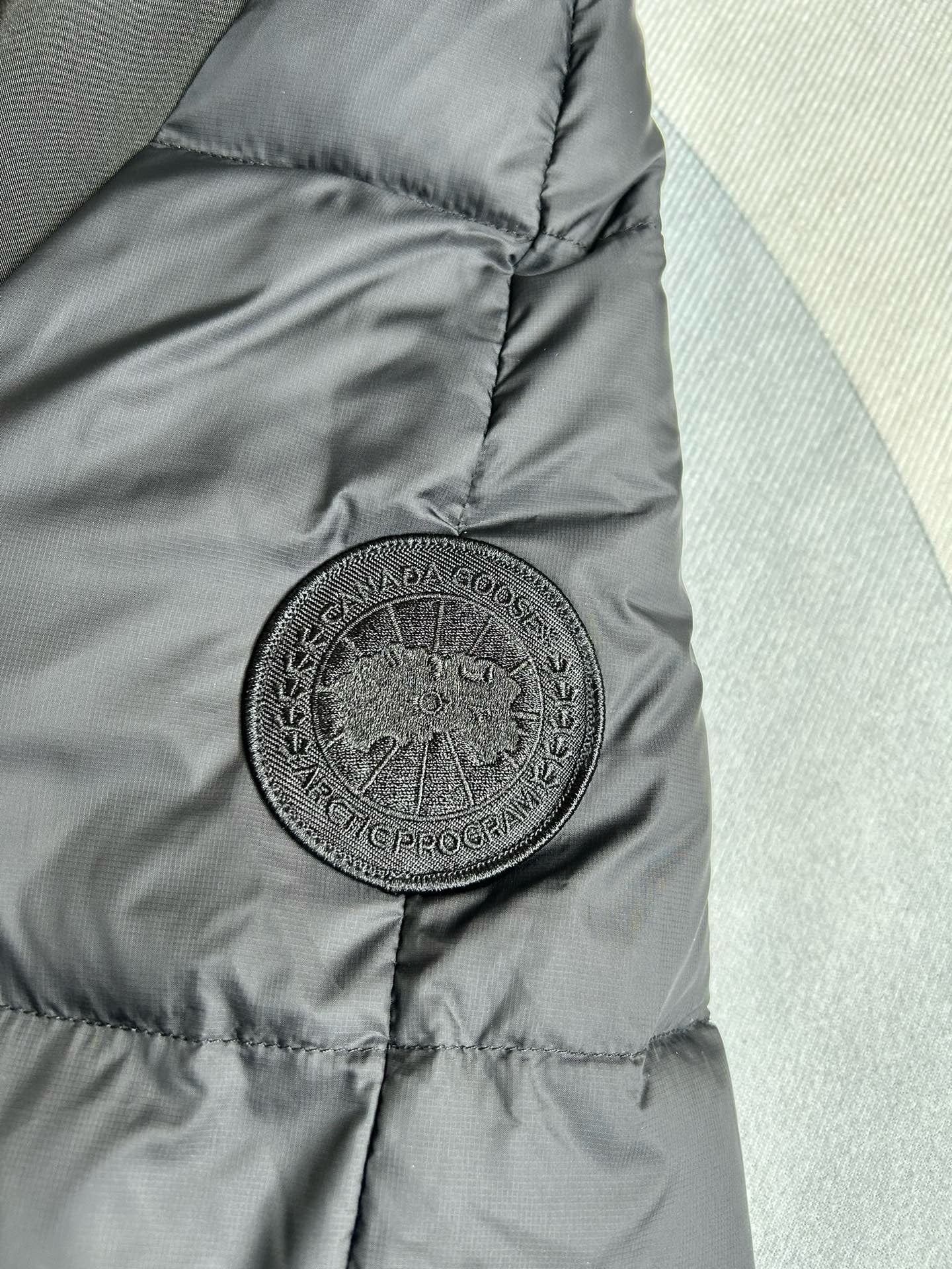 Schwarze und weiße Jacke