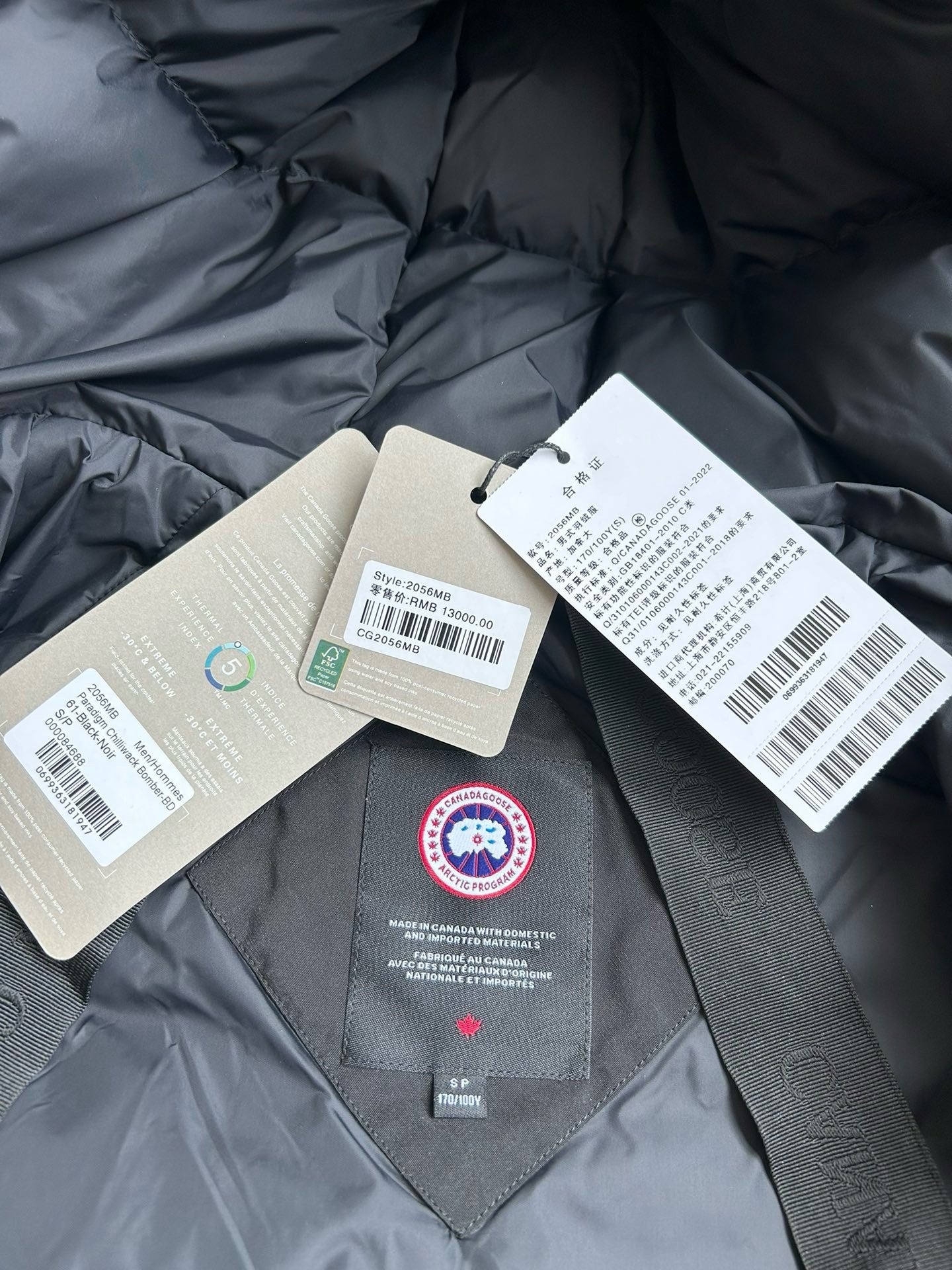 Schwarze und weiße Jacke