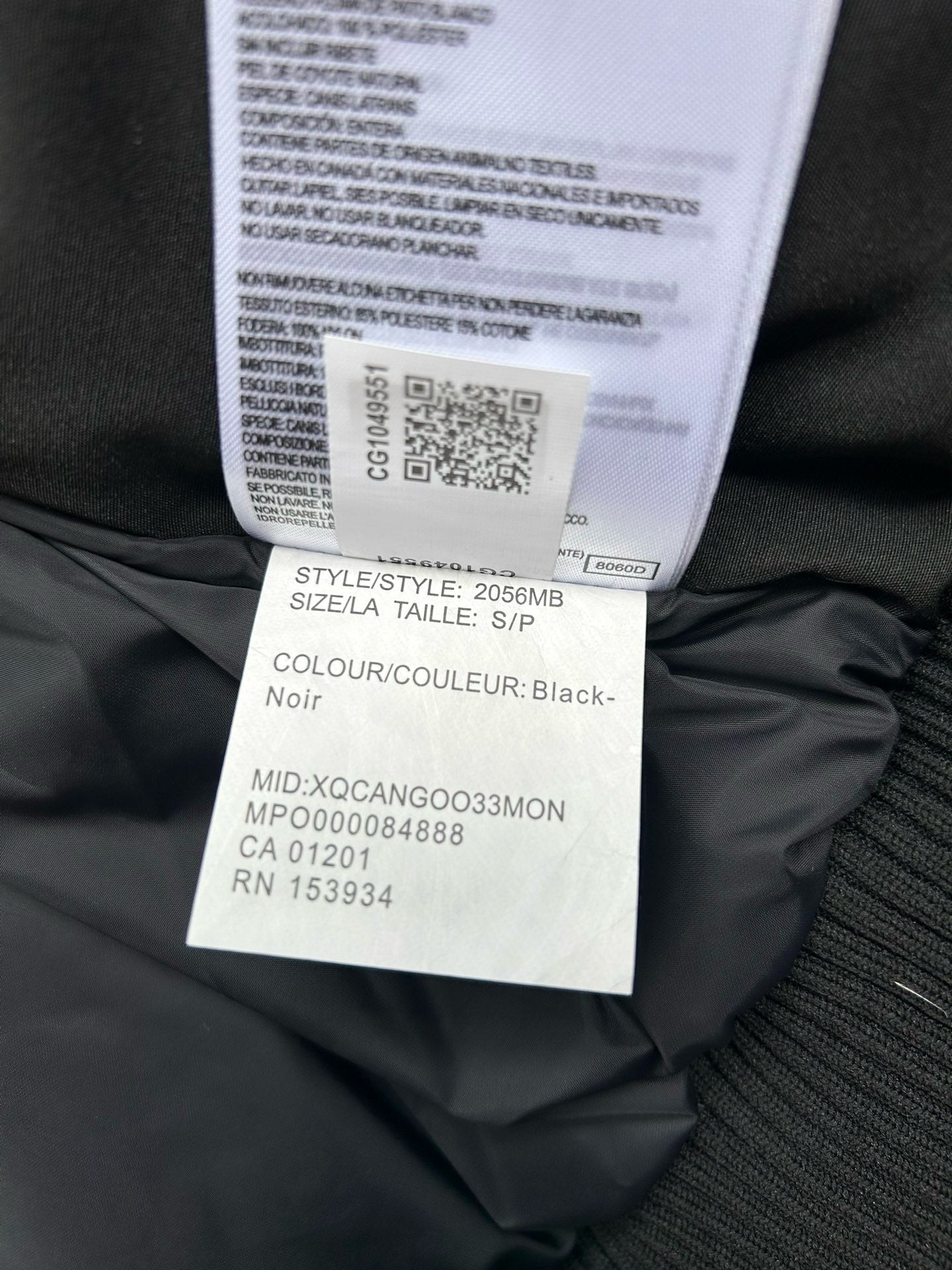 Schwarze und weiße Jacke