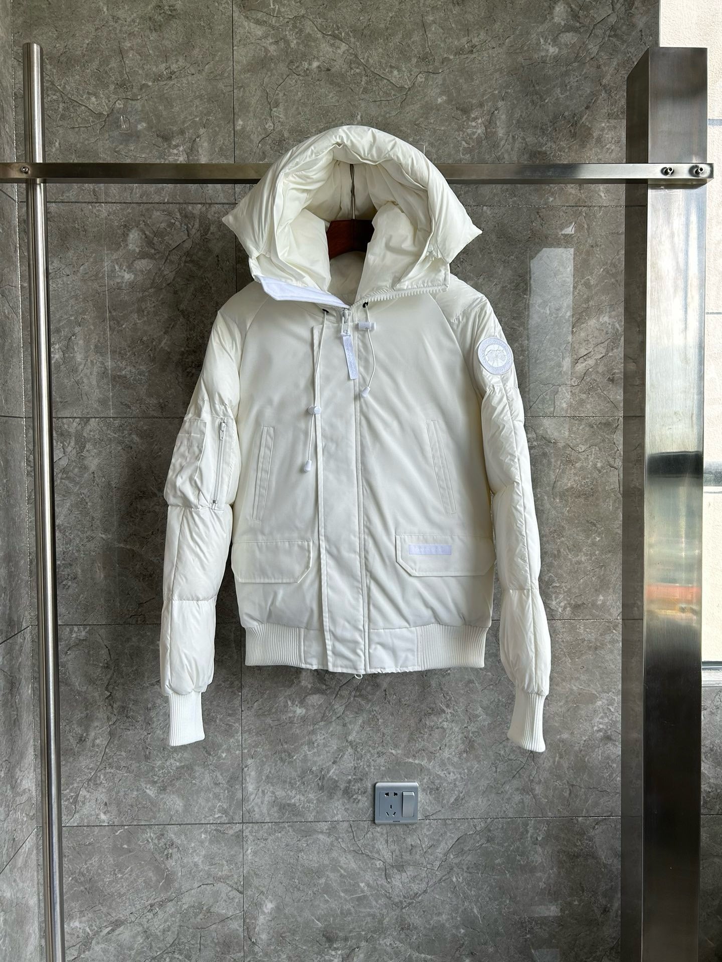 Schwarze und weiße Jacke