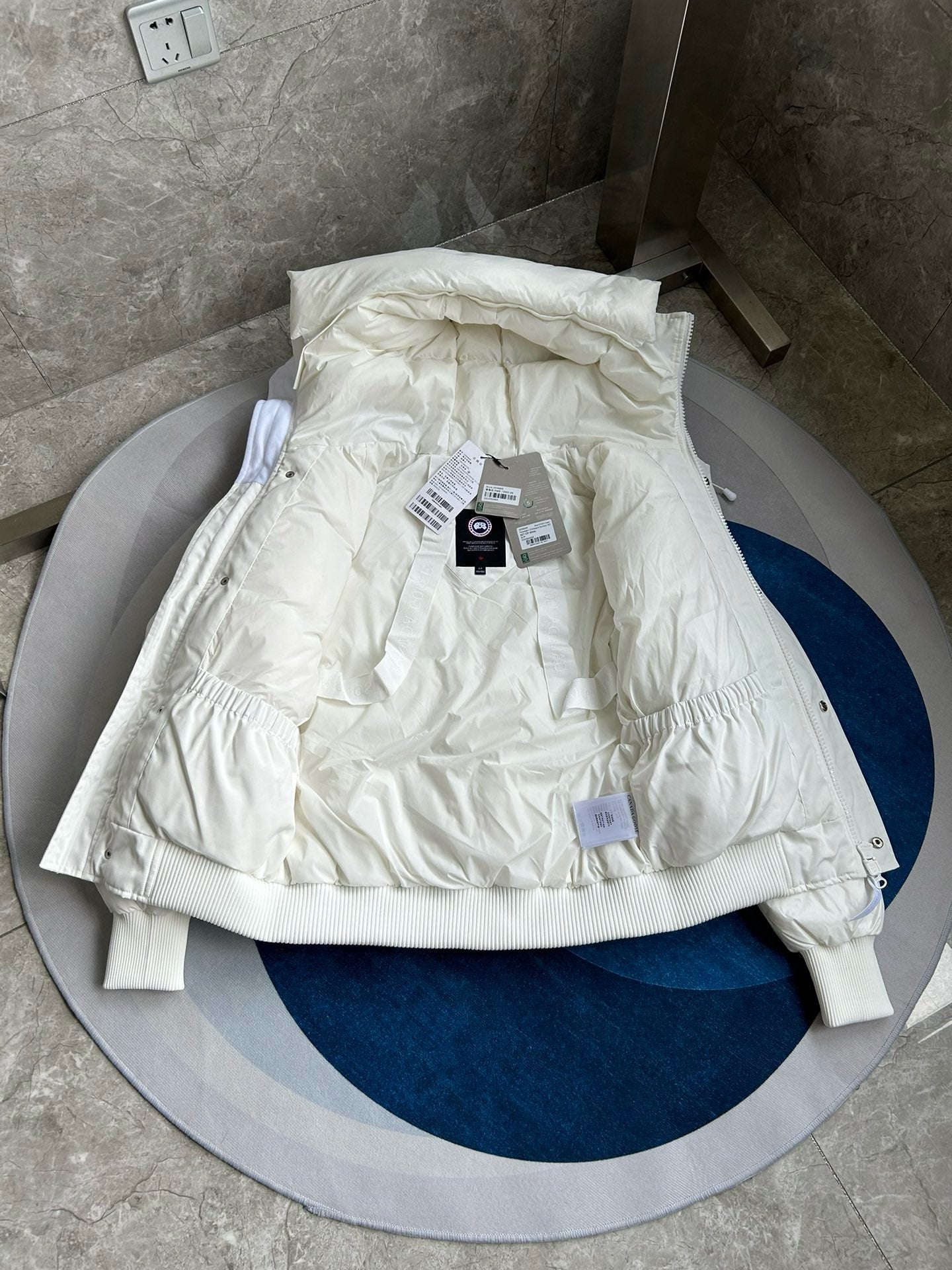 Schwarze und weiße Jacke
