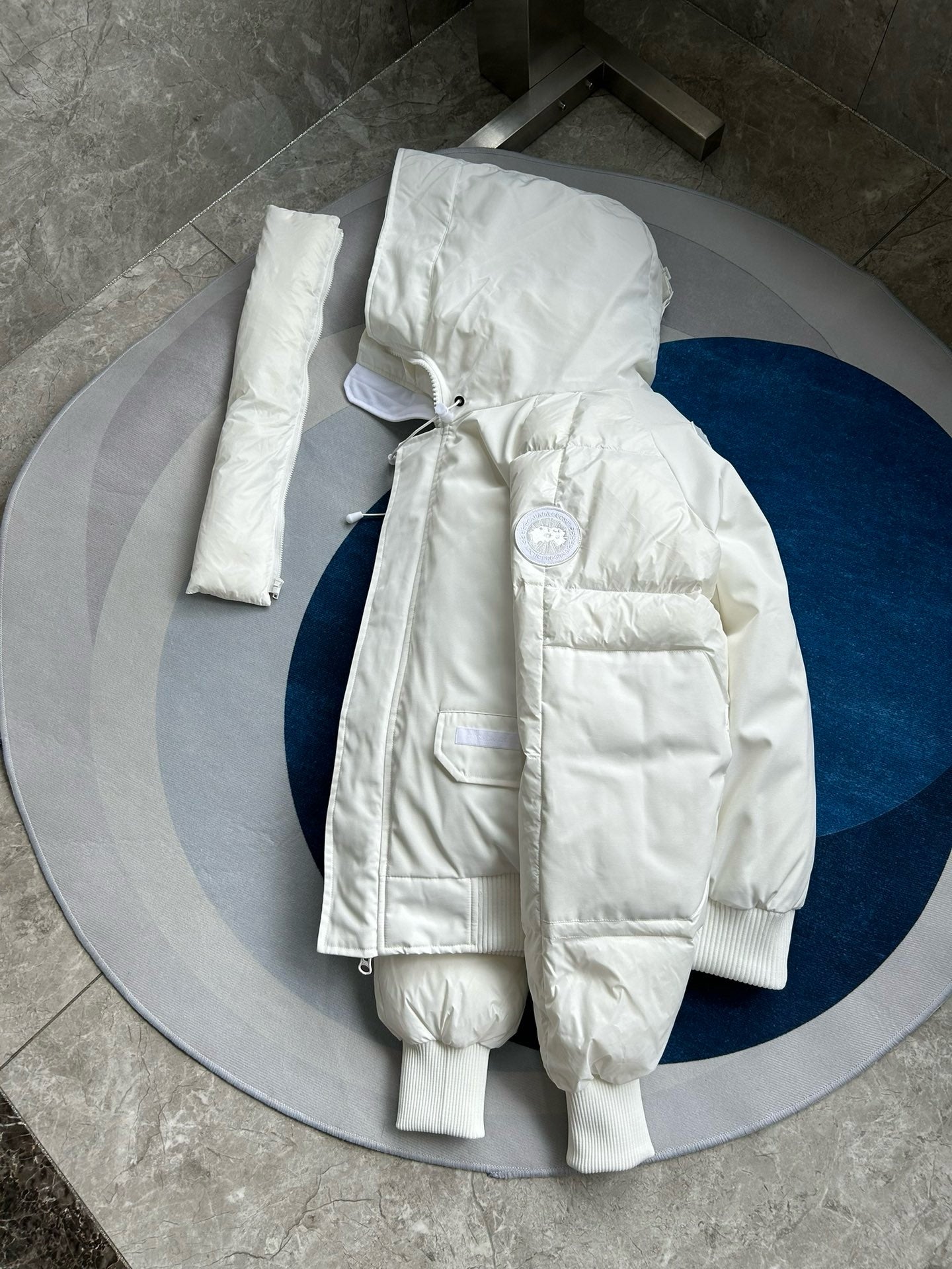 Schwarze und weiße Jacke
