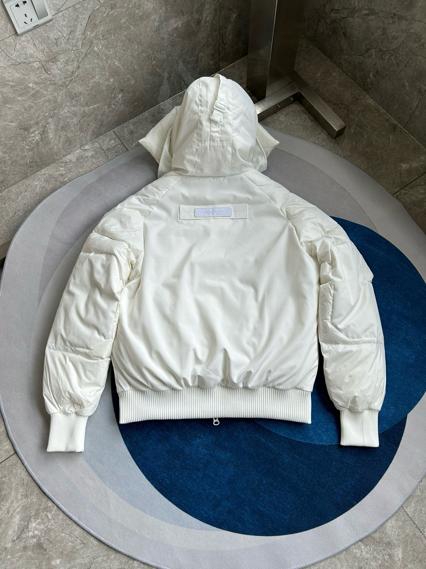 Schwarze und weiße Jacke