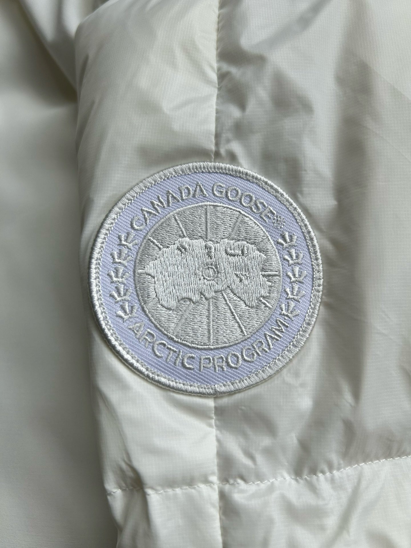 Schwarze und weiße Jacke