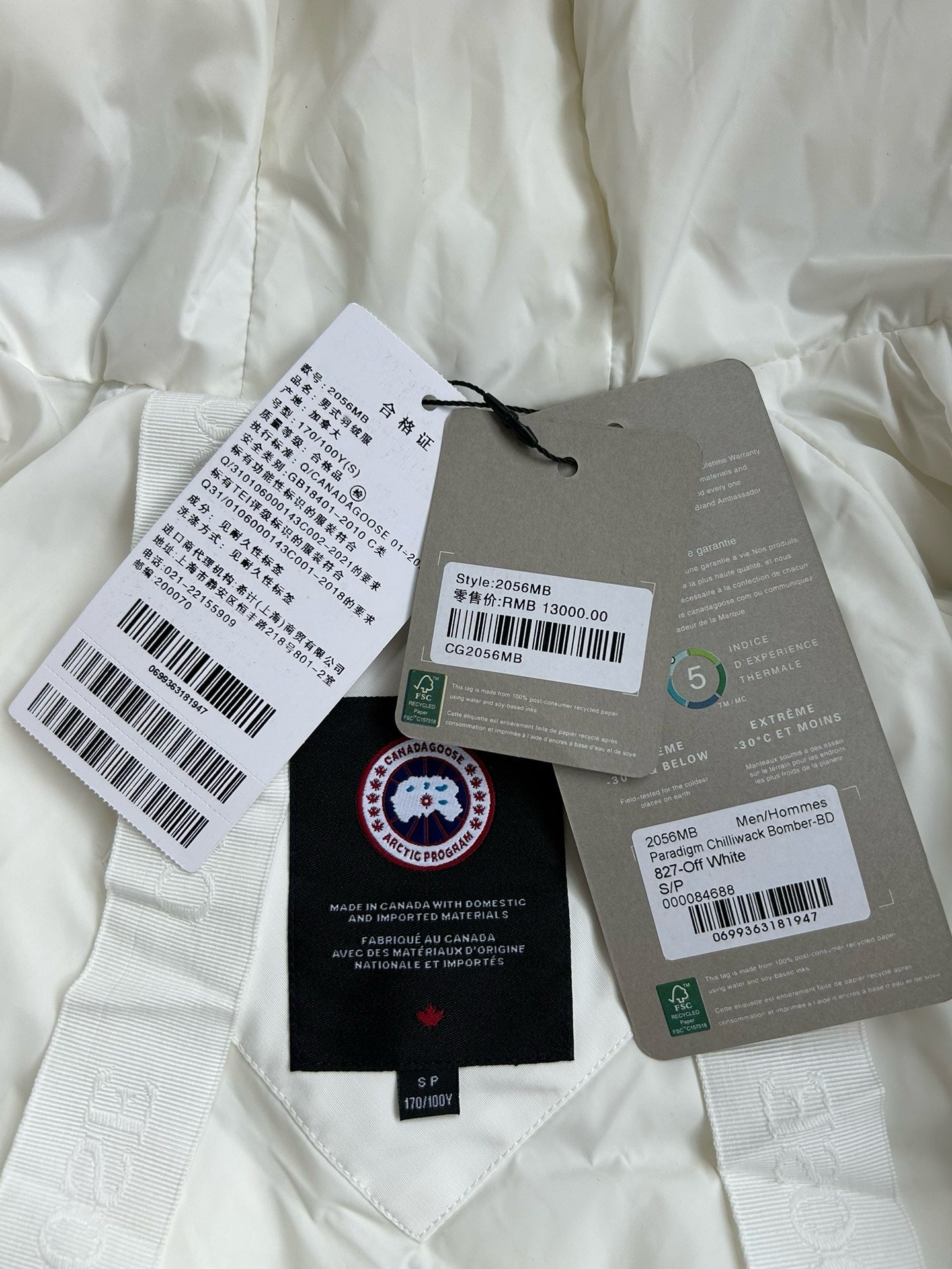 Schwarze und weiße Jacke