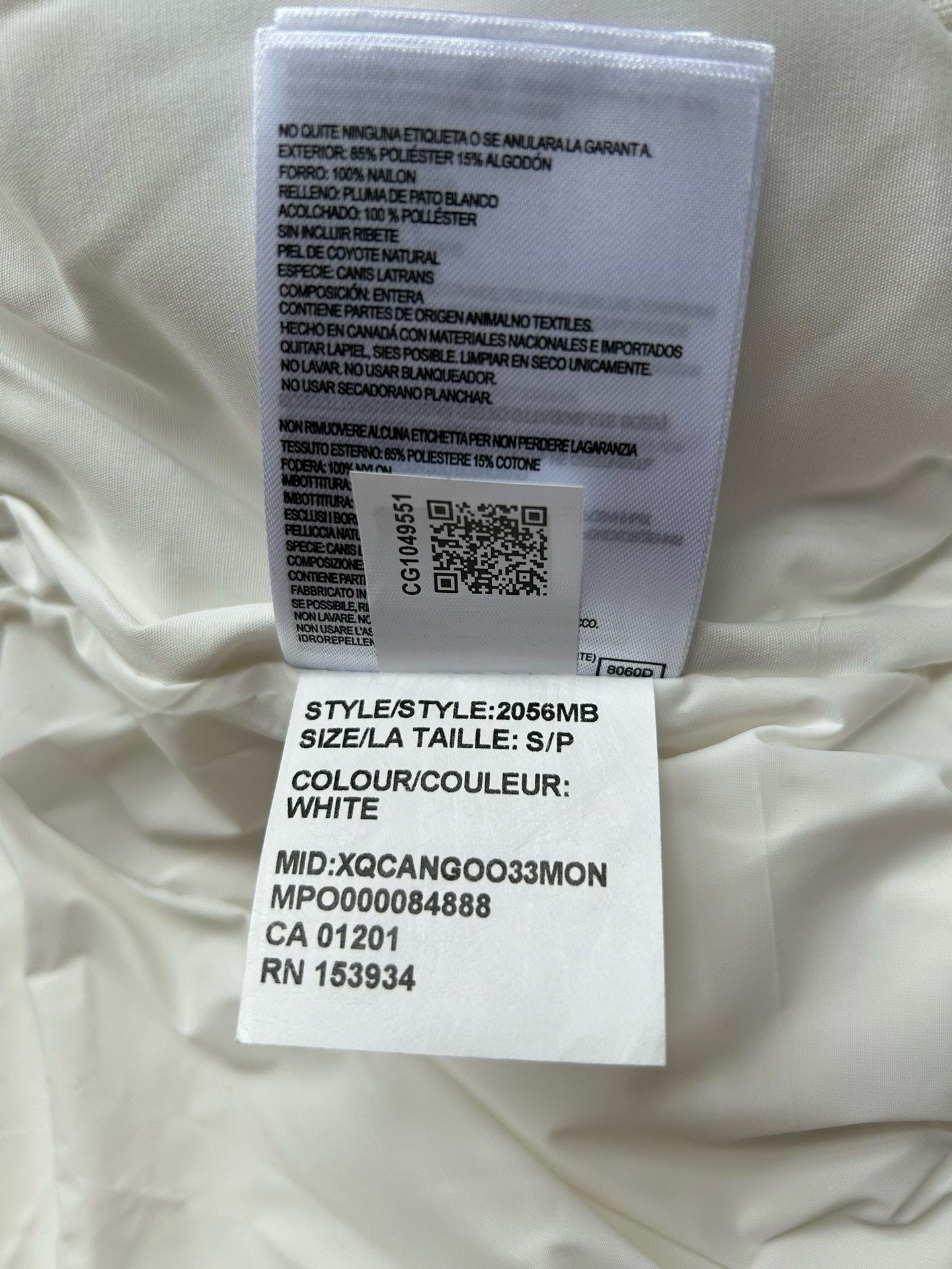 Schwarze und weiße Jacke