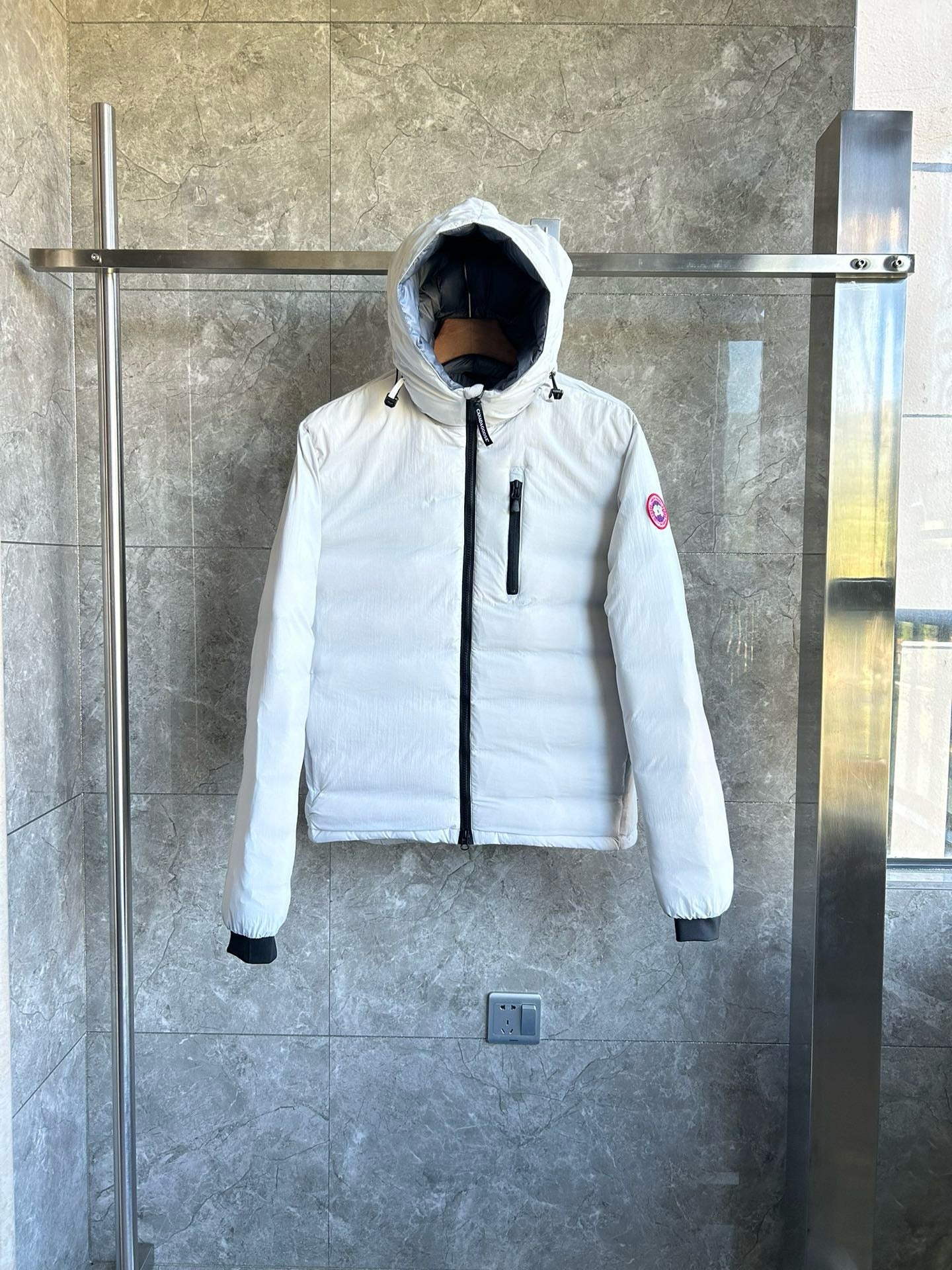 Schwarze und weiße Jacke