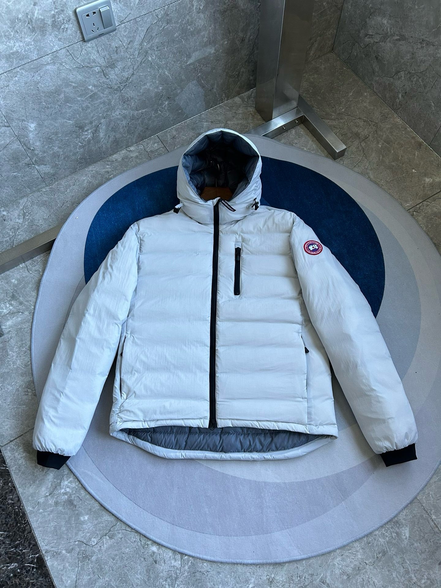 Schwarze und weiße Jacke