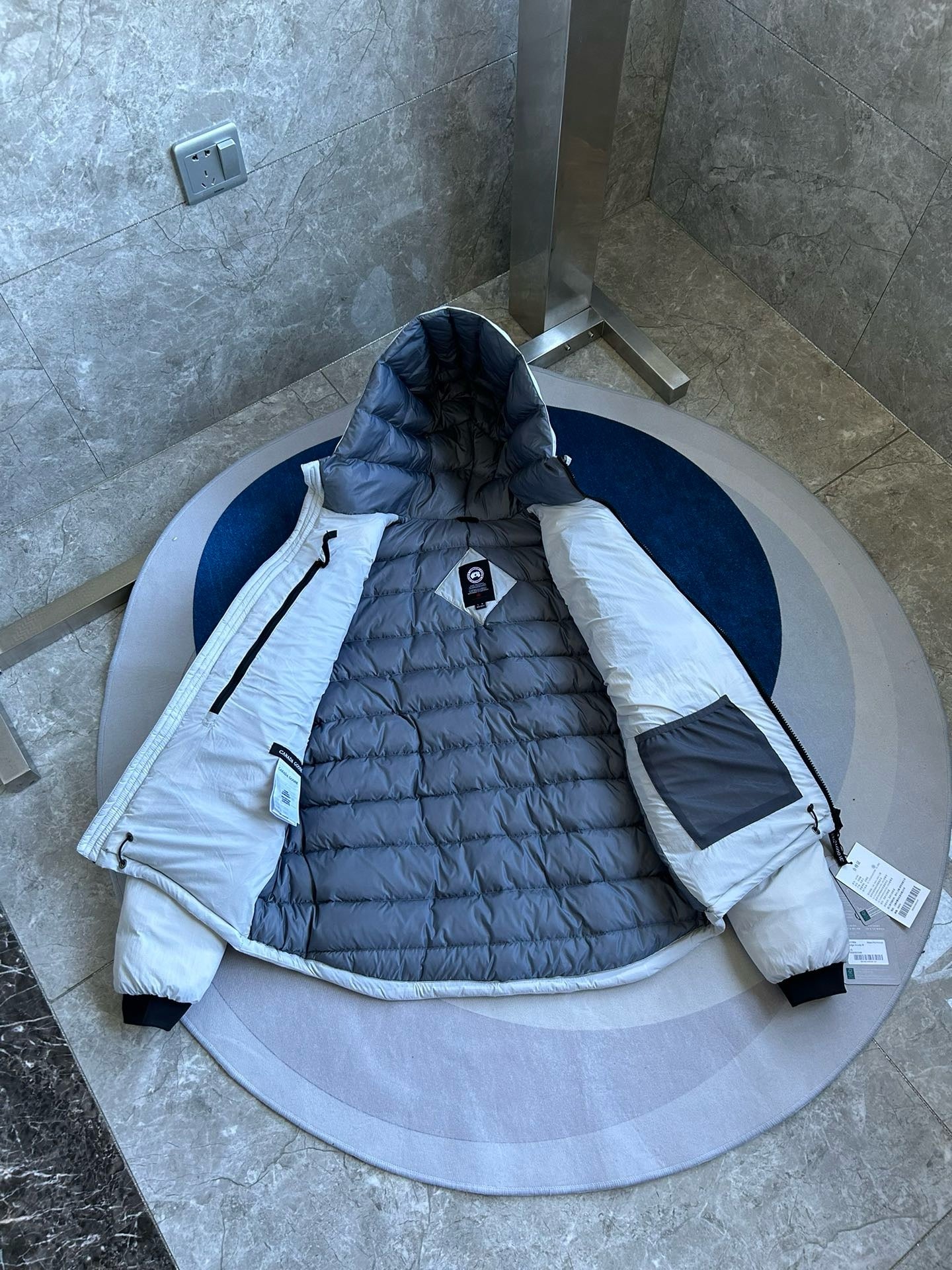 Schwarze und weiße Jacke