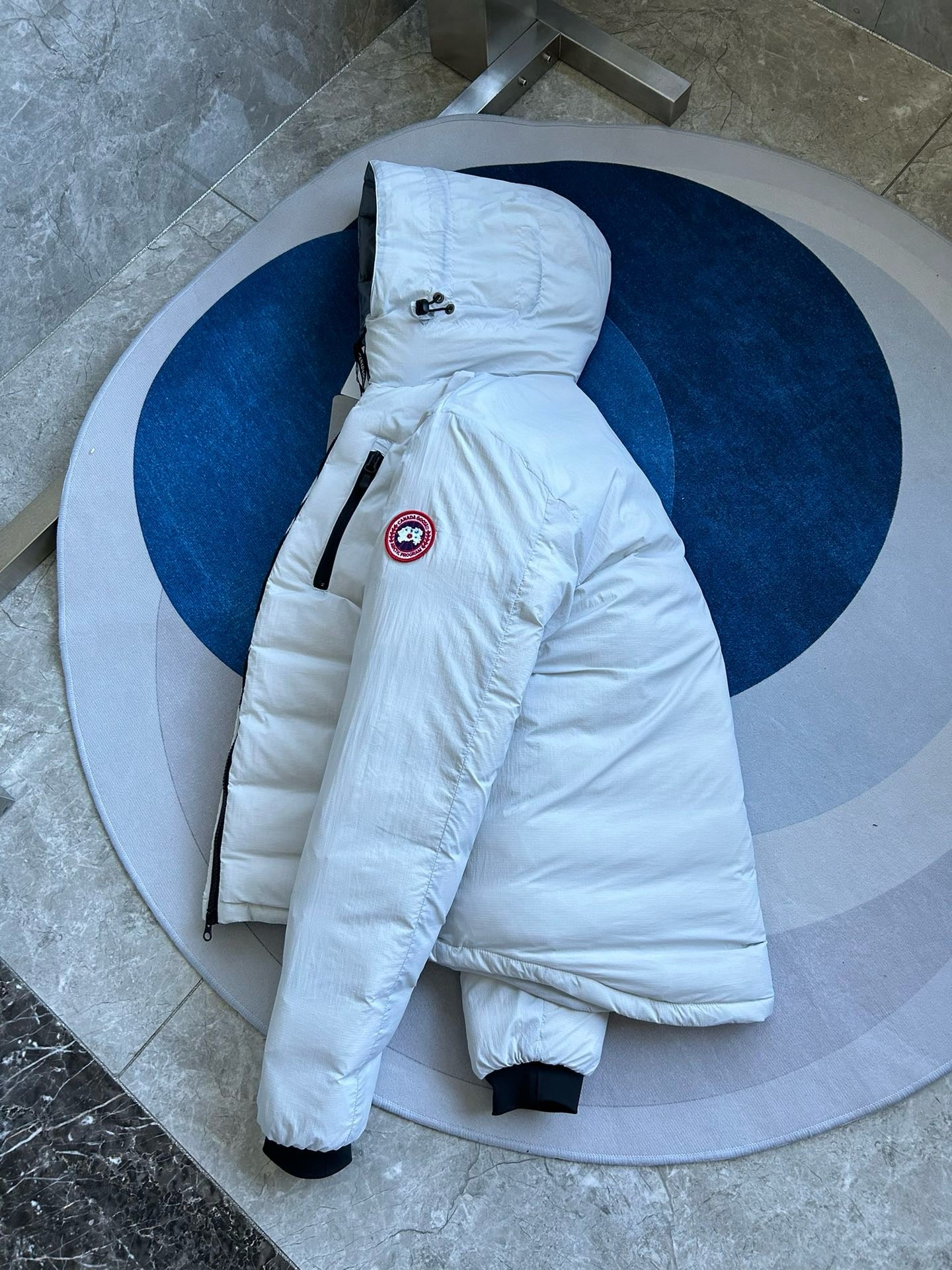 Schwarze und weiße Jacke