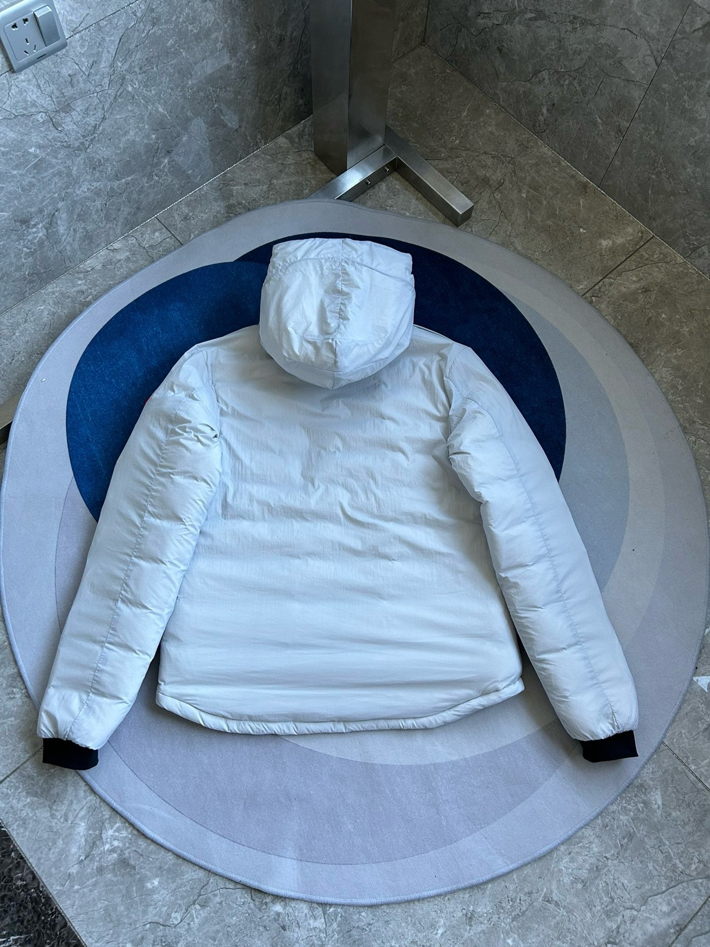 Schwarze und weiße Jacke