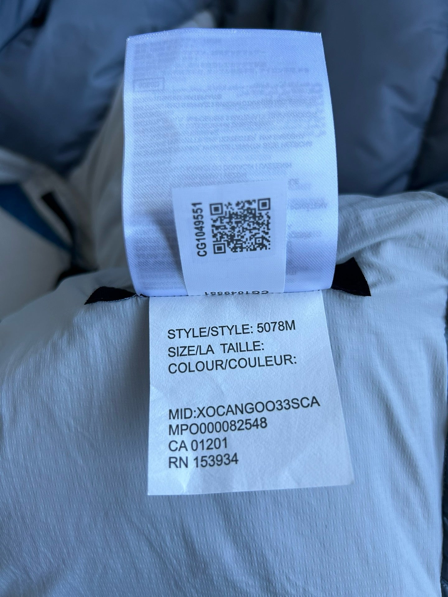 Schwarze und weiße Jacke